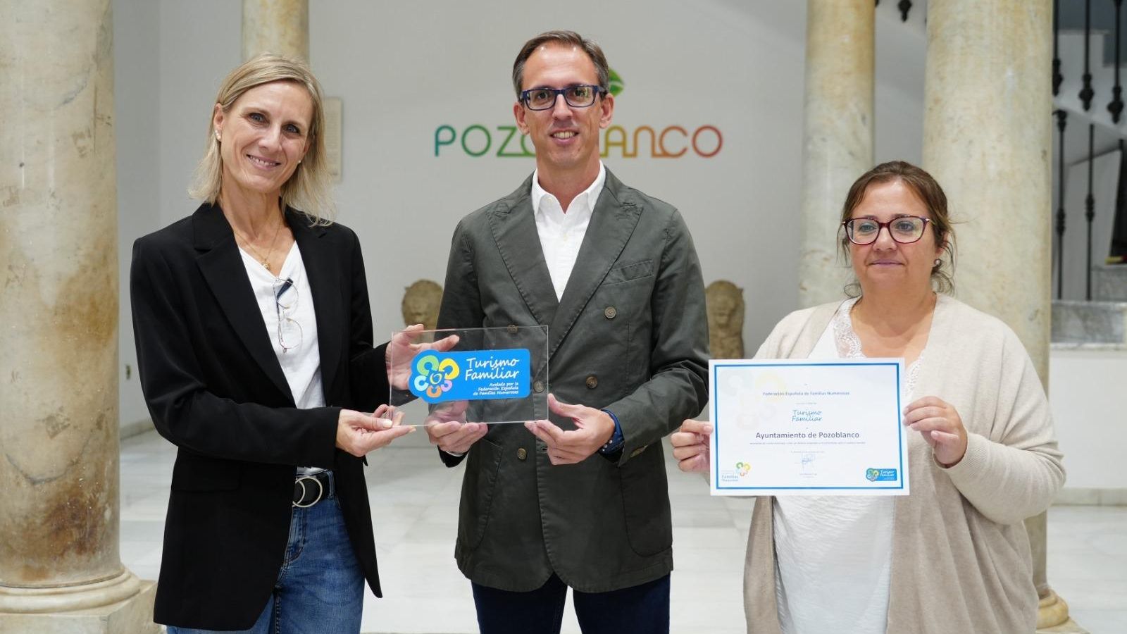 El alcalde de Pozoblanco, en el centro, recibe el sello.