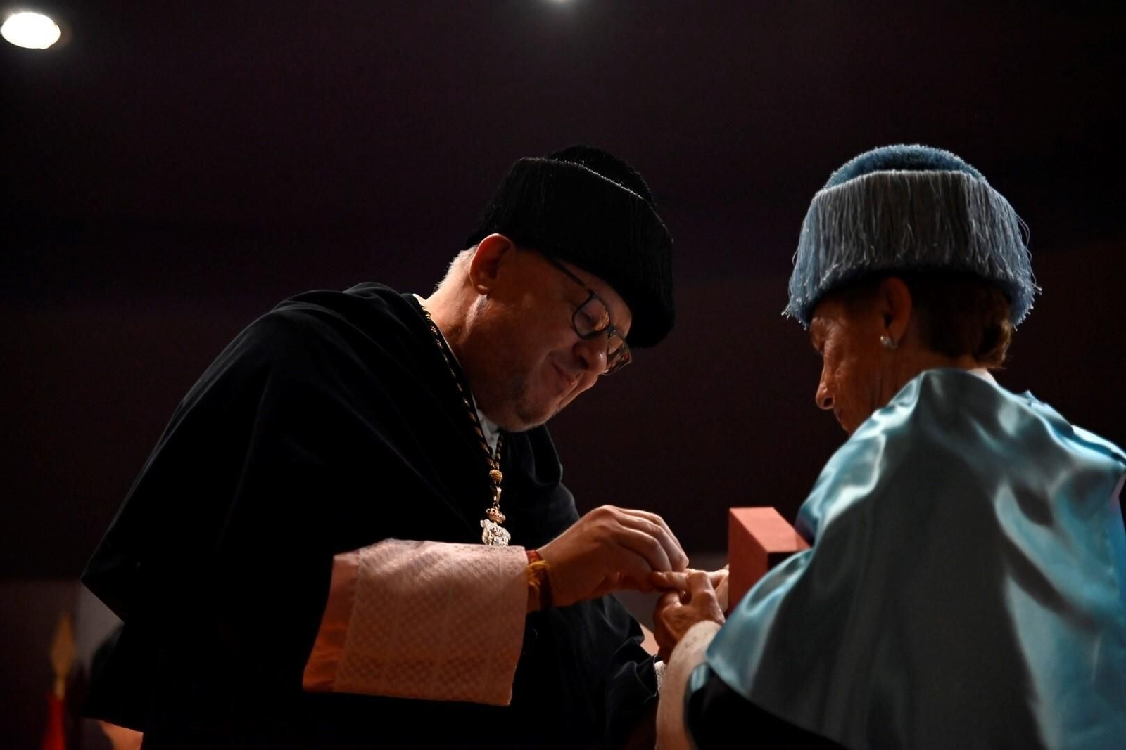 Las fotografías de la investidura de Pilar León-Castro y Rafael Illescas como doctores honoris causa en Córdoba