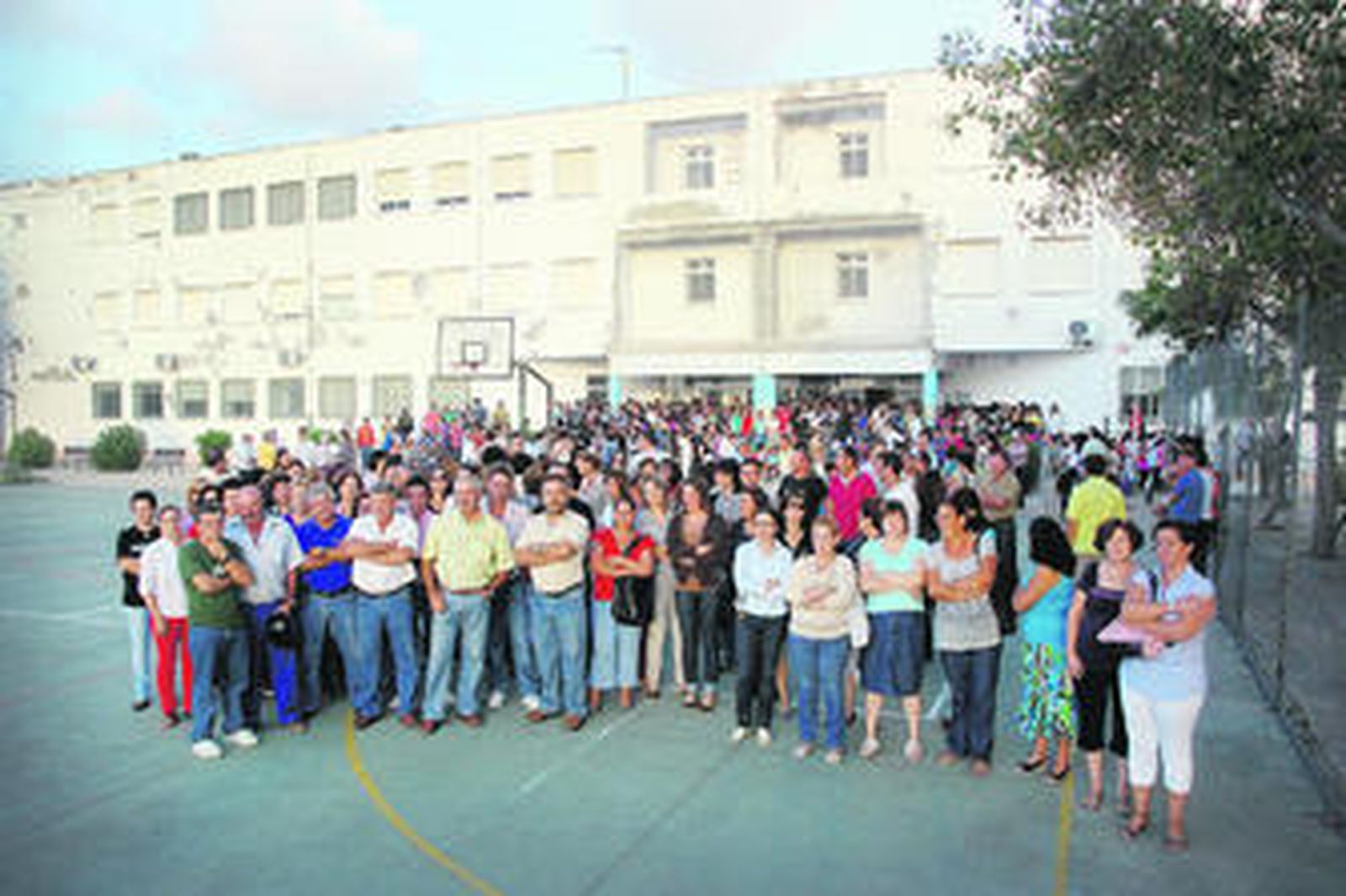 Un instante de la concentración celebrada ayer por los padres y alumnos del instituto Alventus de Trebujena.