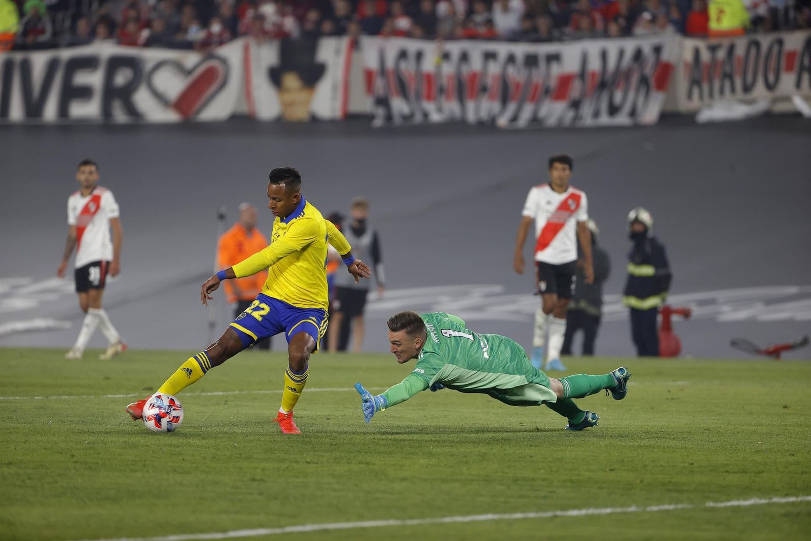 Sebastián Villa regatea  a Armani para marcar