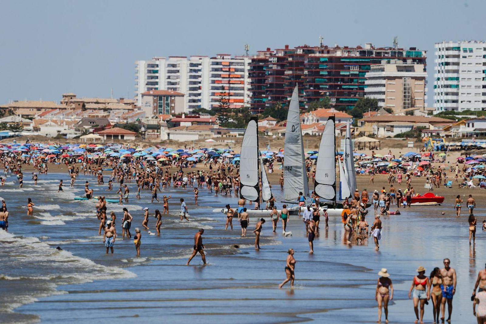 Imágenes de la soleada mañana de playa en Punta Umbría