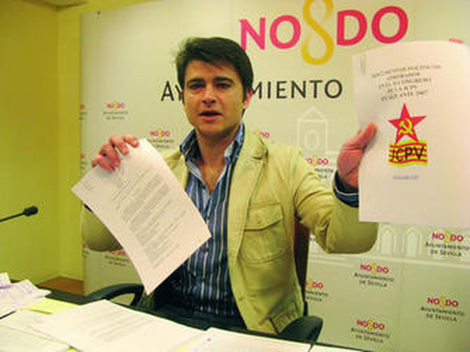 El concejal popular Beltrán Pérez muestra la documentación compilada.