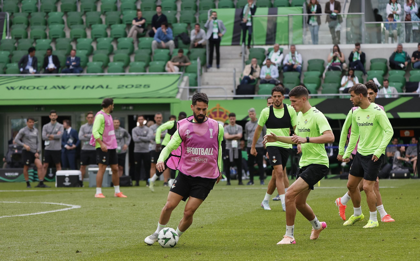Las imágenes del entrenamiento del Betis en el Wroclaw Stadium Arena de Brestlavia