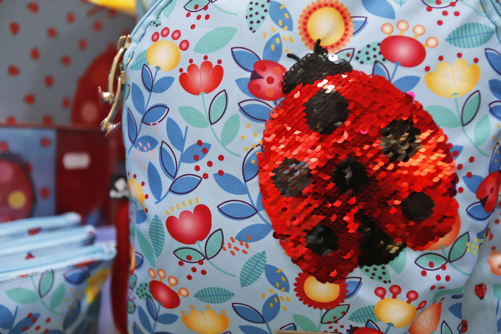 Imágenes de los preparativos del material escolar de la vuelta al cole en Huelva