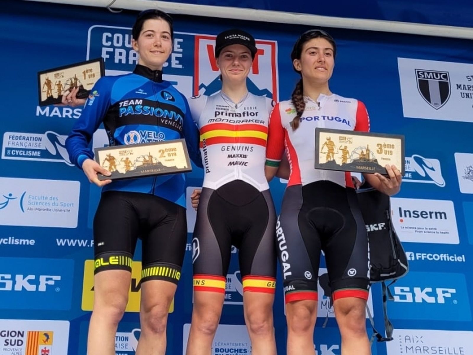 Marta Cano subida a lo más alto del podio después de imponerse en la prueba.