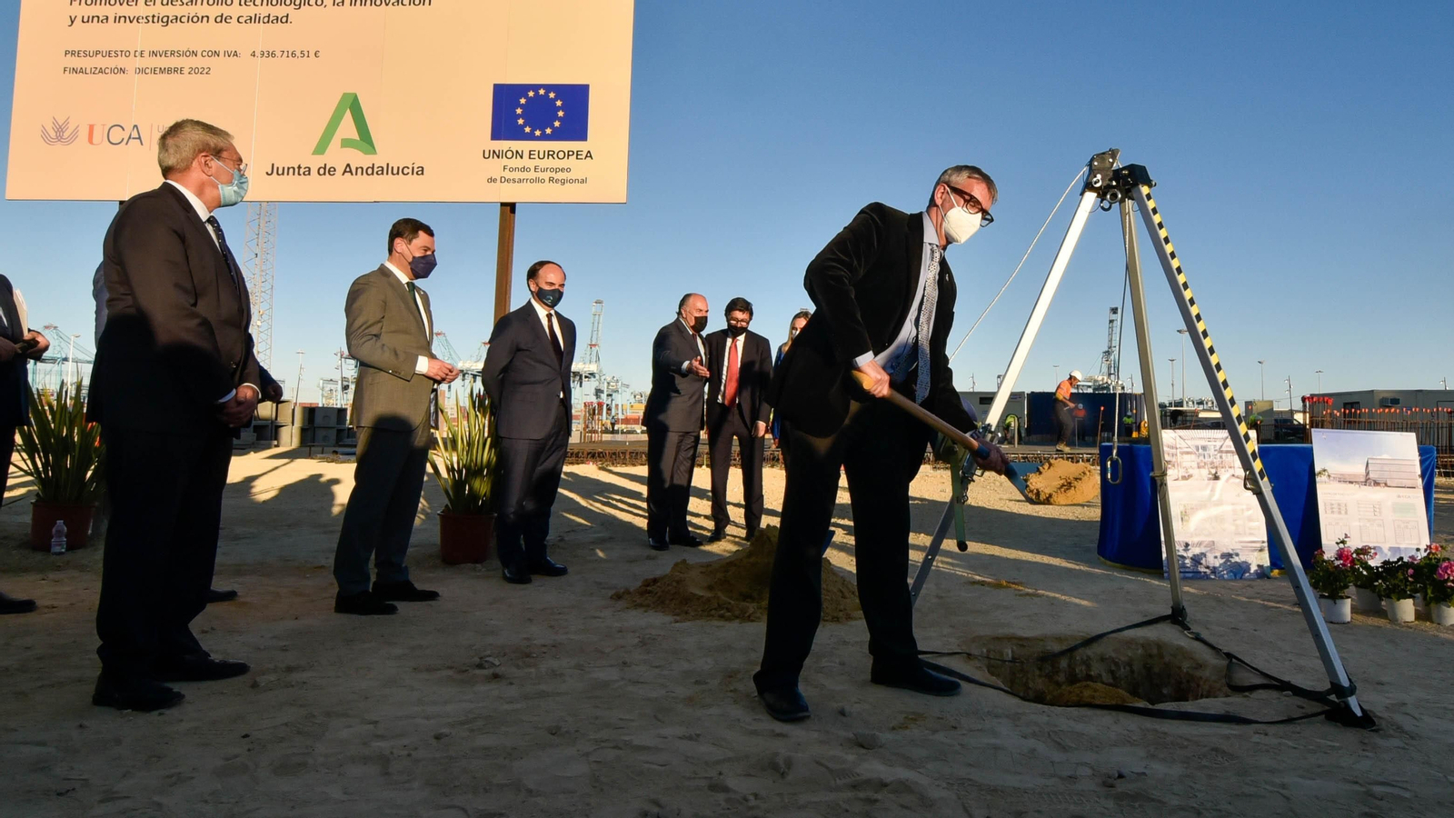 Las fotos del la visita de Juanma Moreno a las obras del Lago maritimo