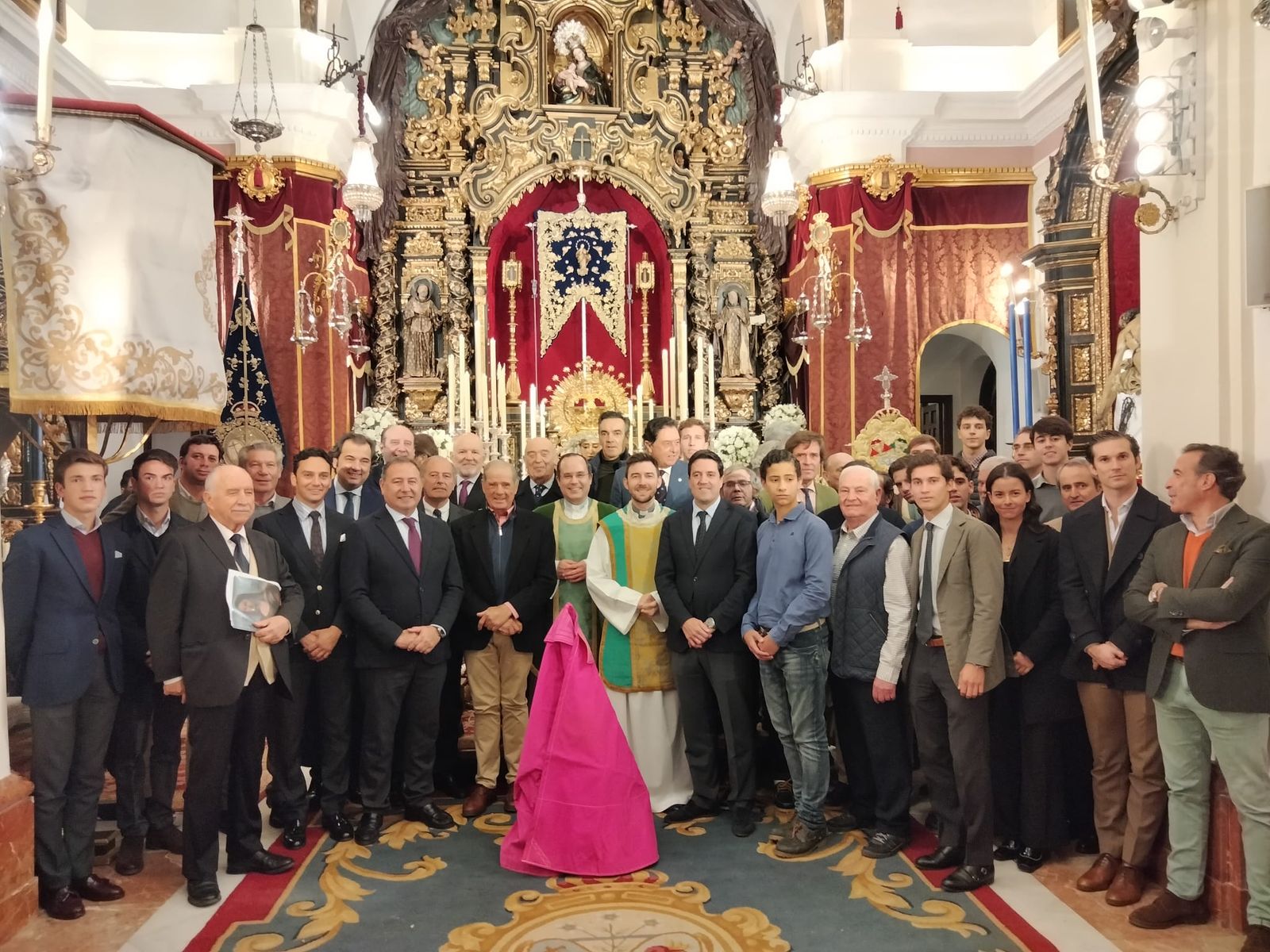 Las gentes del toro volvieron a dar gracias a las plantas de la Virgen de la Caridad.
