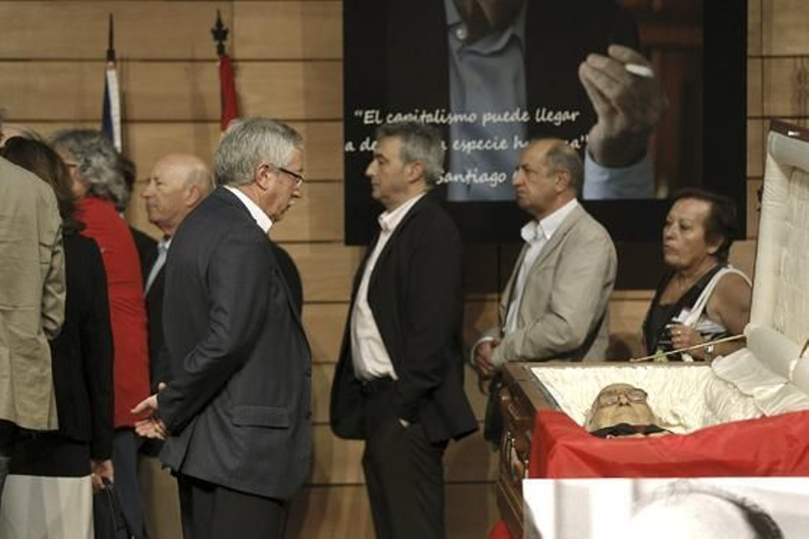 El secretario general de CCOO, Ignacio Fernández Toxo, solitario y pensativo, en la capilla ardiente del ex dirigente del PCE.

Foto: EFE