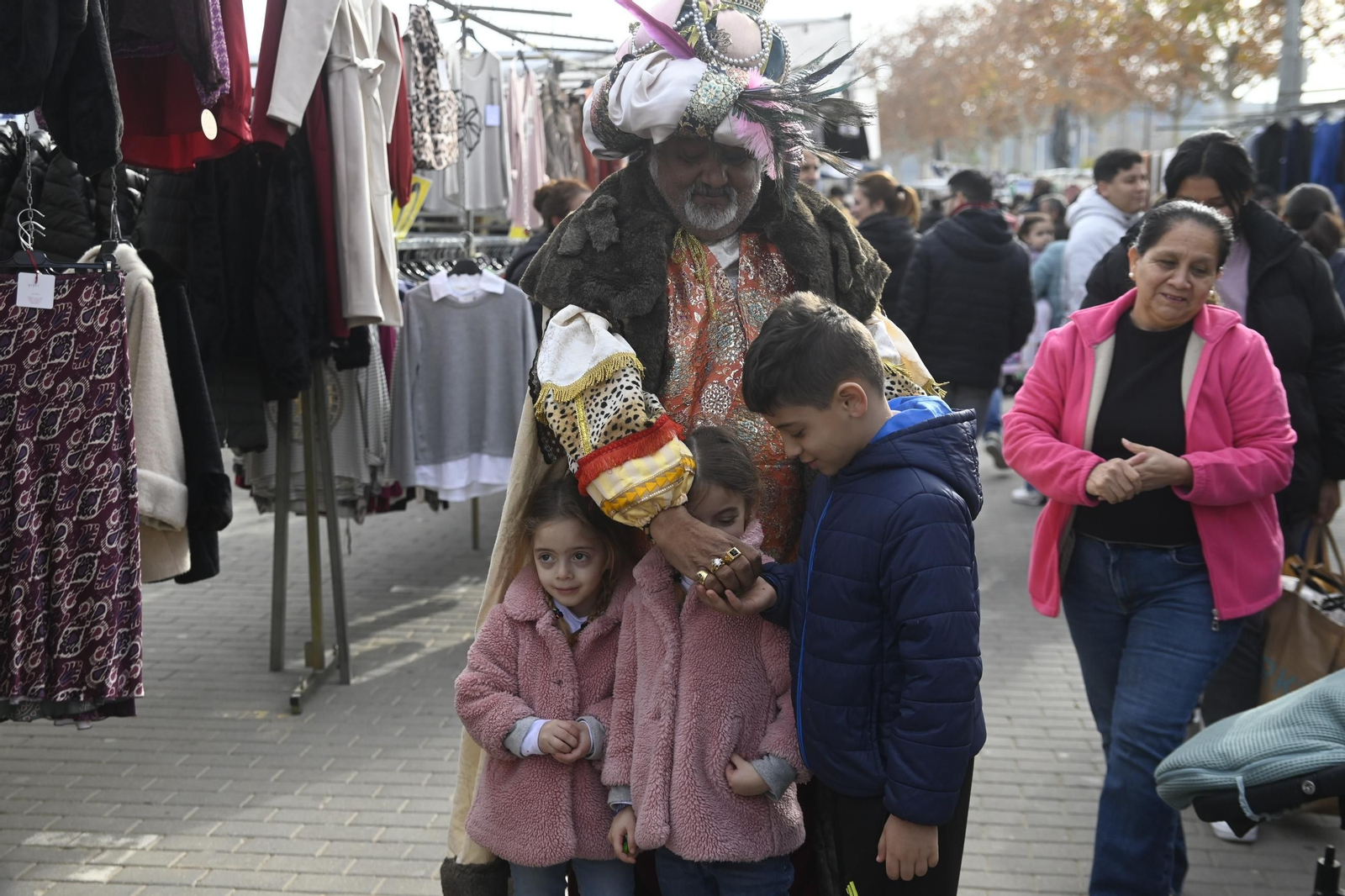 Los Reyes Magos visitan el mercadillo de El Arenal