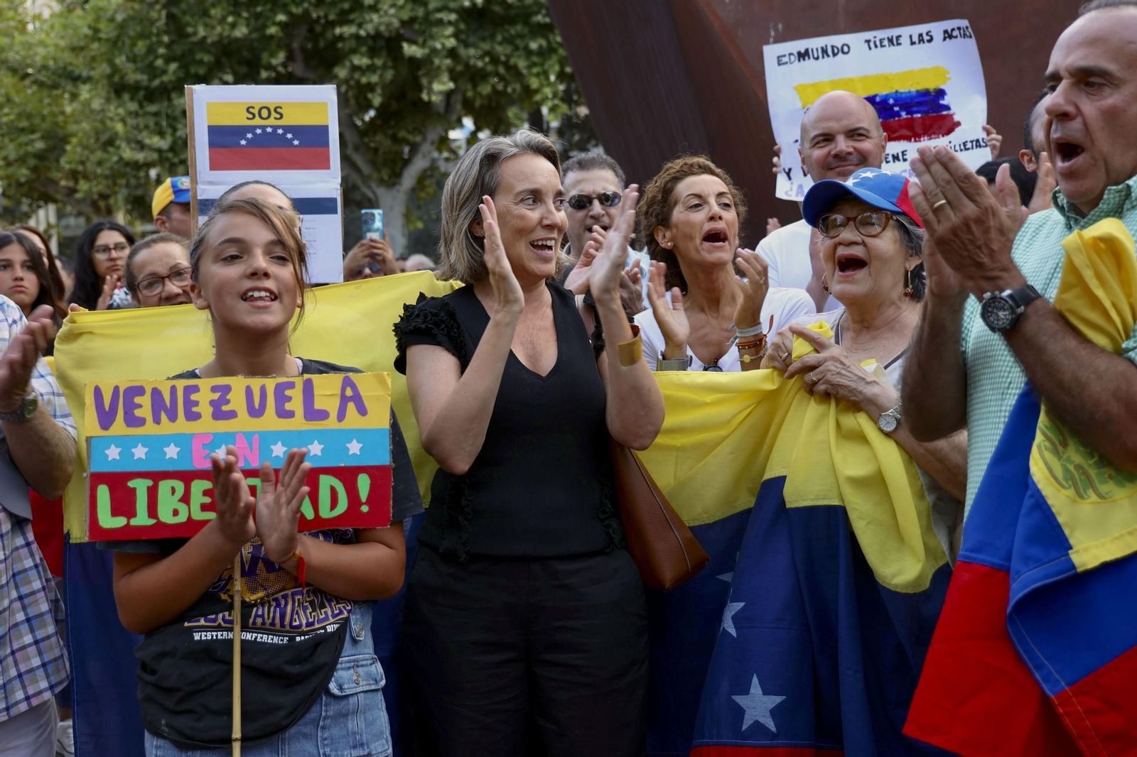 Cuca Gamarra, secretaria general del PP, aplaude en la concentración en Madrid del sábado para protestar por el presunto fraude electoral de Nicolás Maduro.