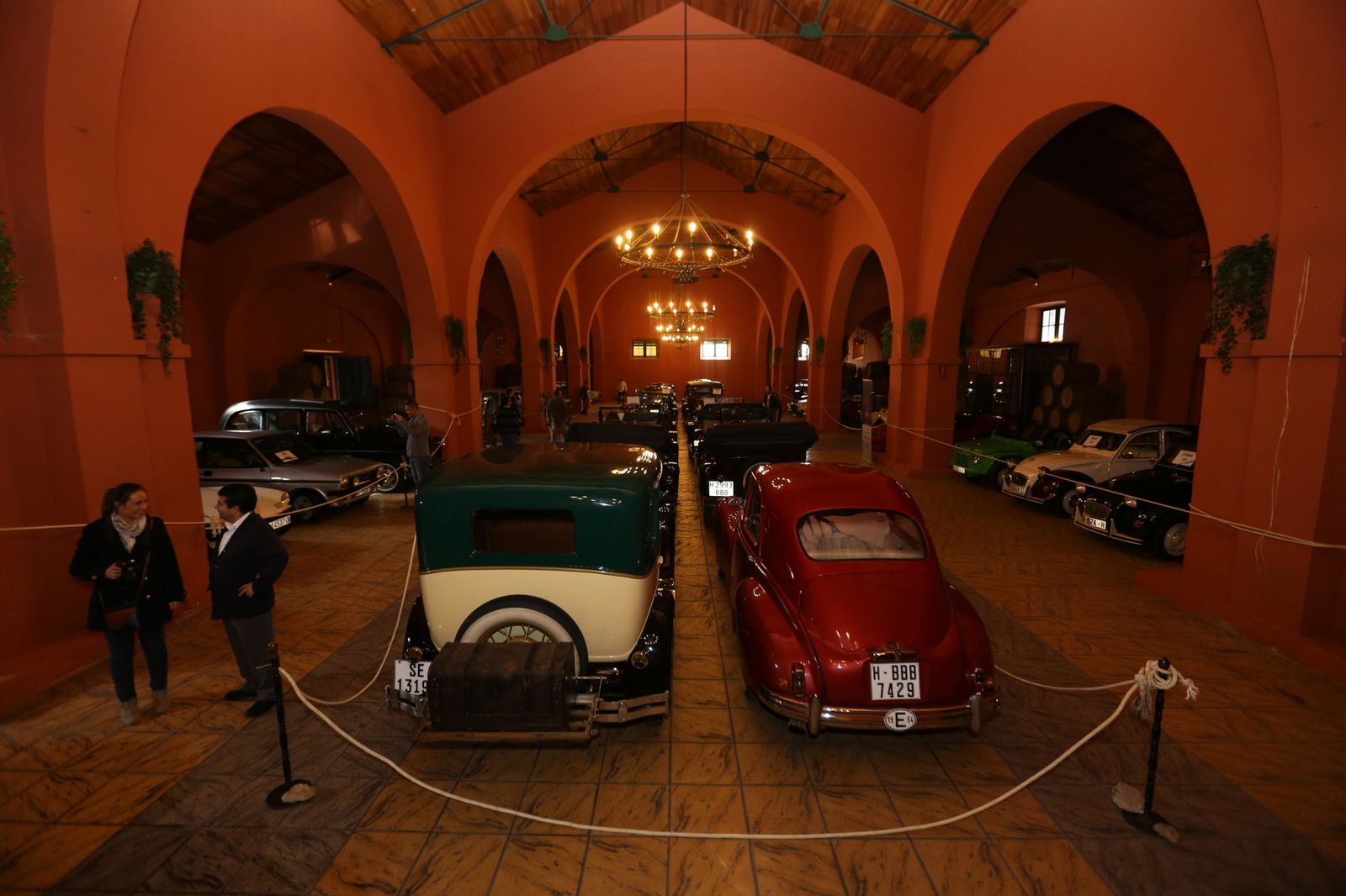 Vehículos clásicos en una exposición celebrada en Bodegas Vélez.