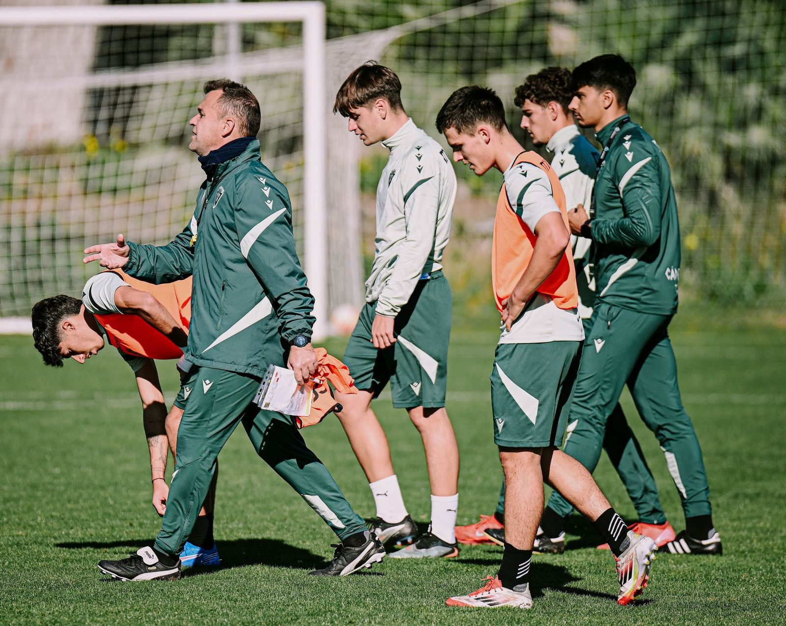 Rubio da indicaciones a sus pupilos en un entrenamiento.