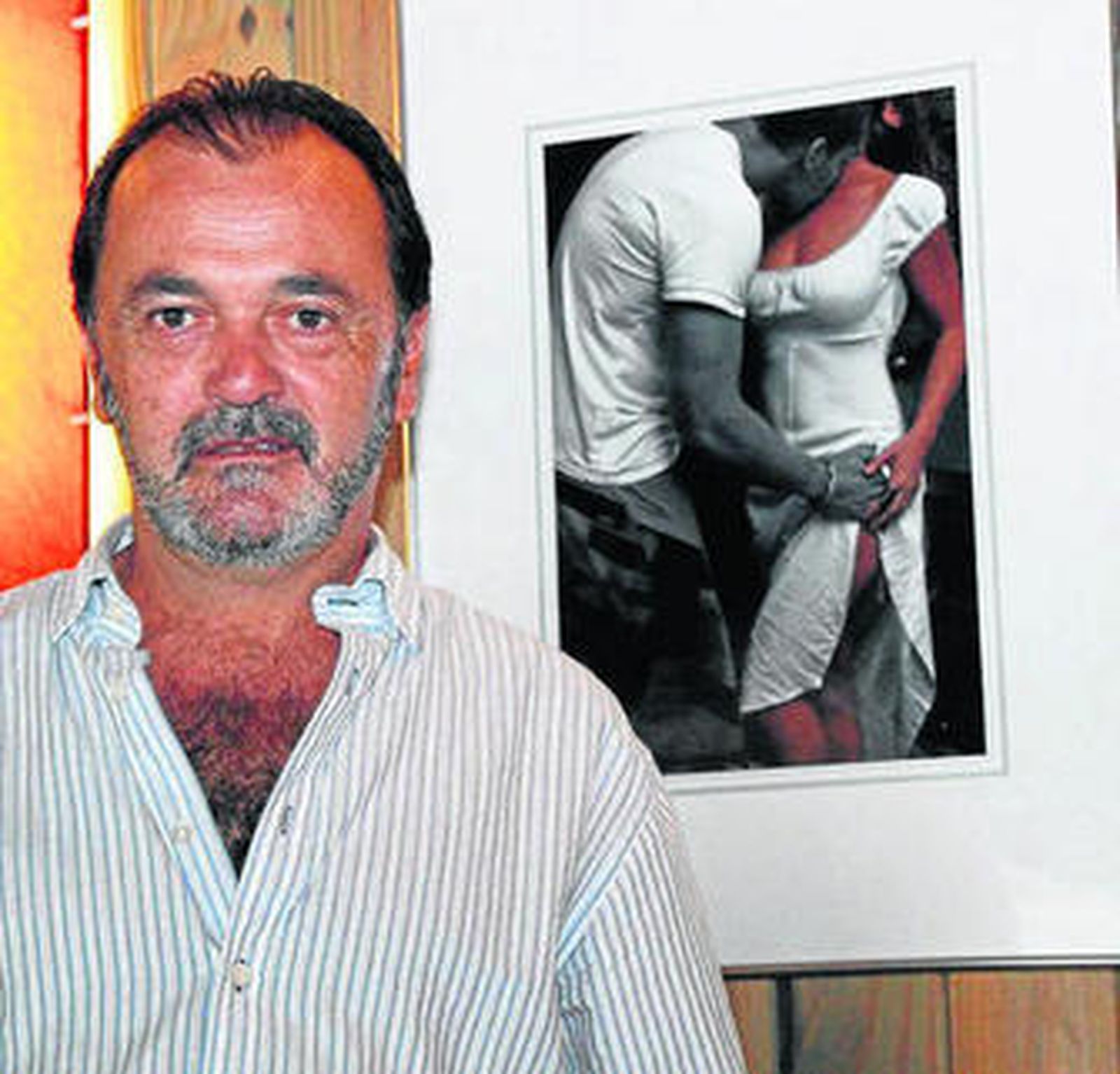 Pepe Ruiz, junto a una de sus instantáneas.