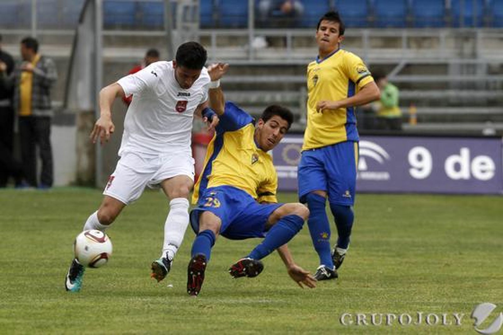 Aranda va al suelo para cortar el ataque del Puertollano. 

Foto: Lourdes de Vicente