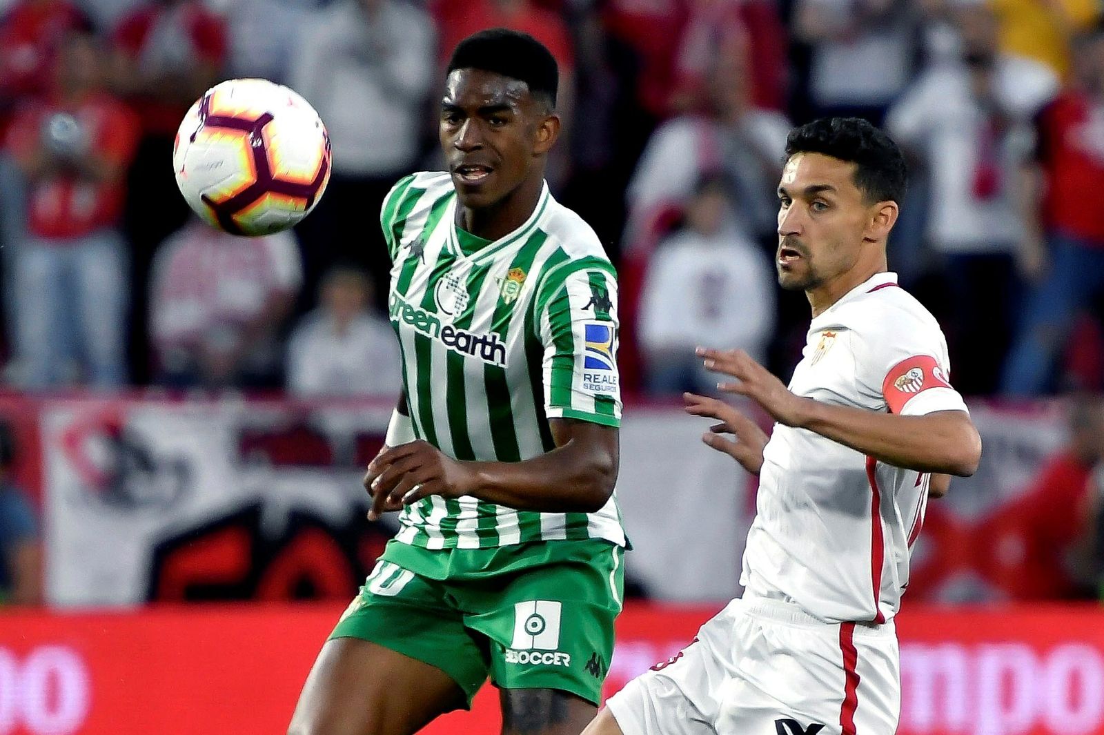 Junior y Jesús Navas disputan un balón.