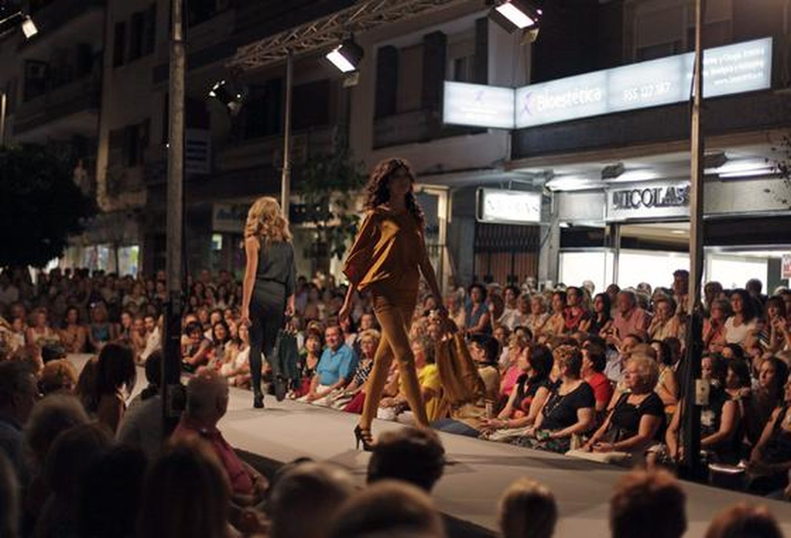 Pase de modelos a pie de calle en la celebración del I Shopping Night. 

Foto: Antonio Pizarro