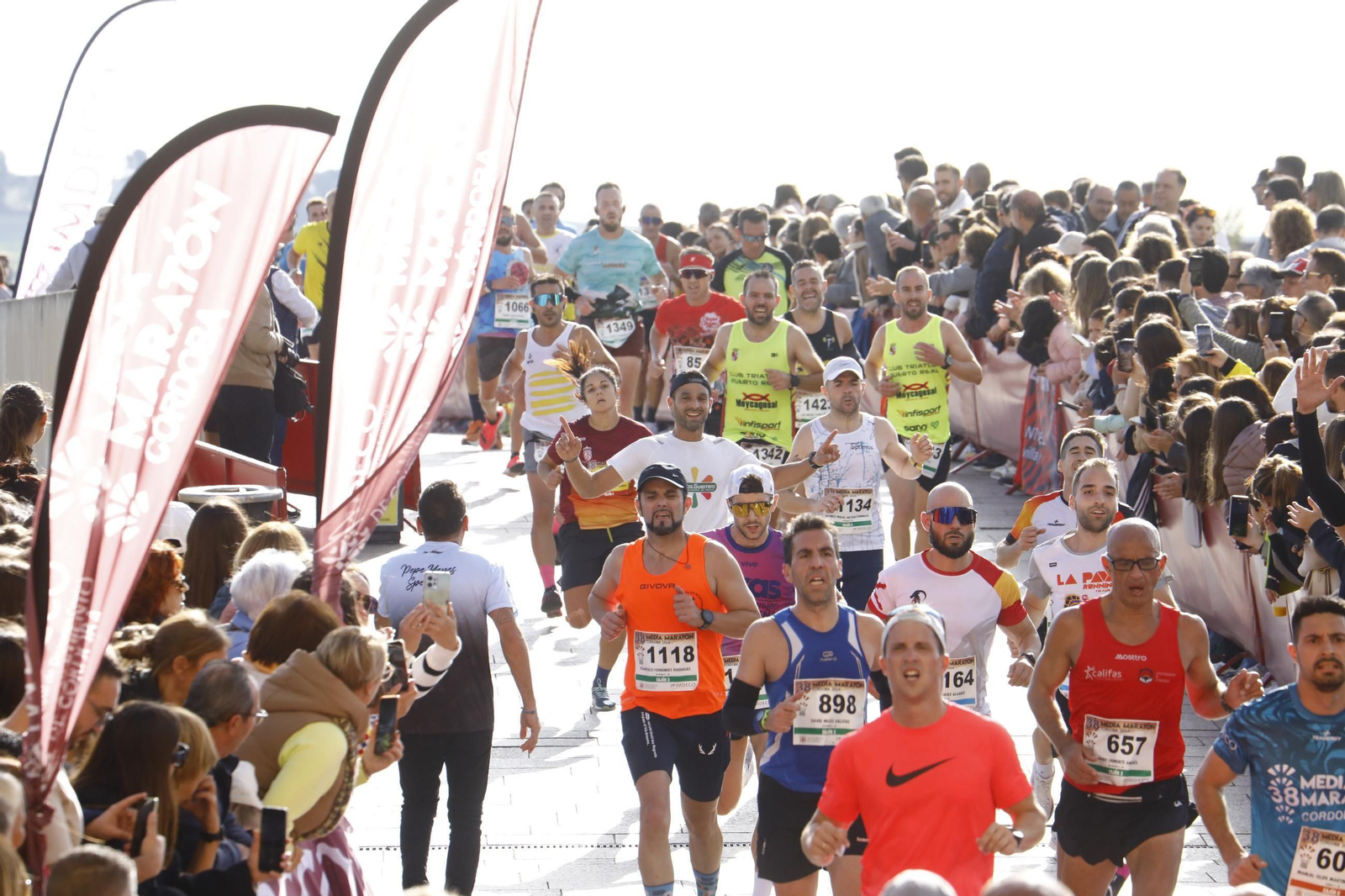La gloria de cruzar la Puerta del Puente: las fotos de la línea de meta de la Media Maratón de Córdoba 2024
