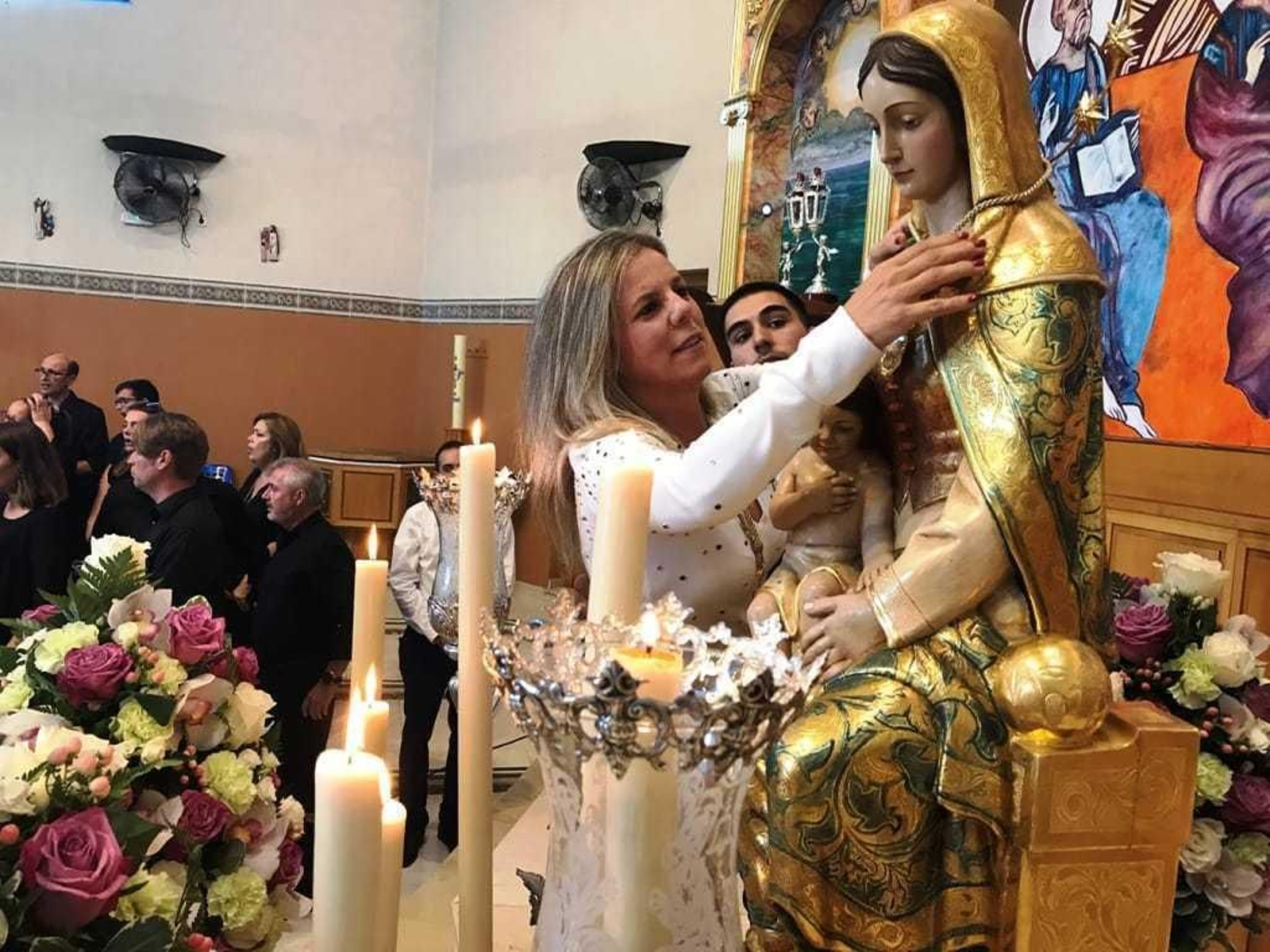 La alcaldesa isleña, Montserrat Márquez, impone la Medalla a la Virgen.