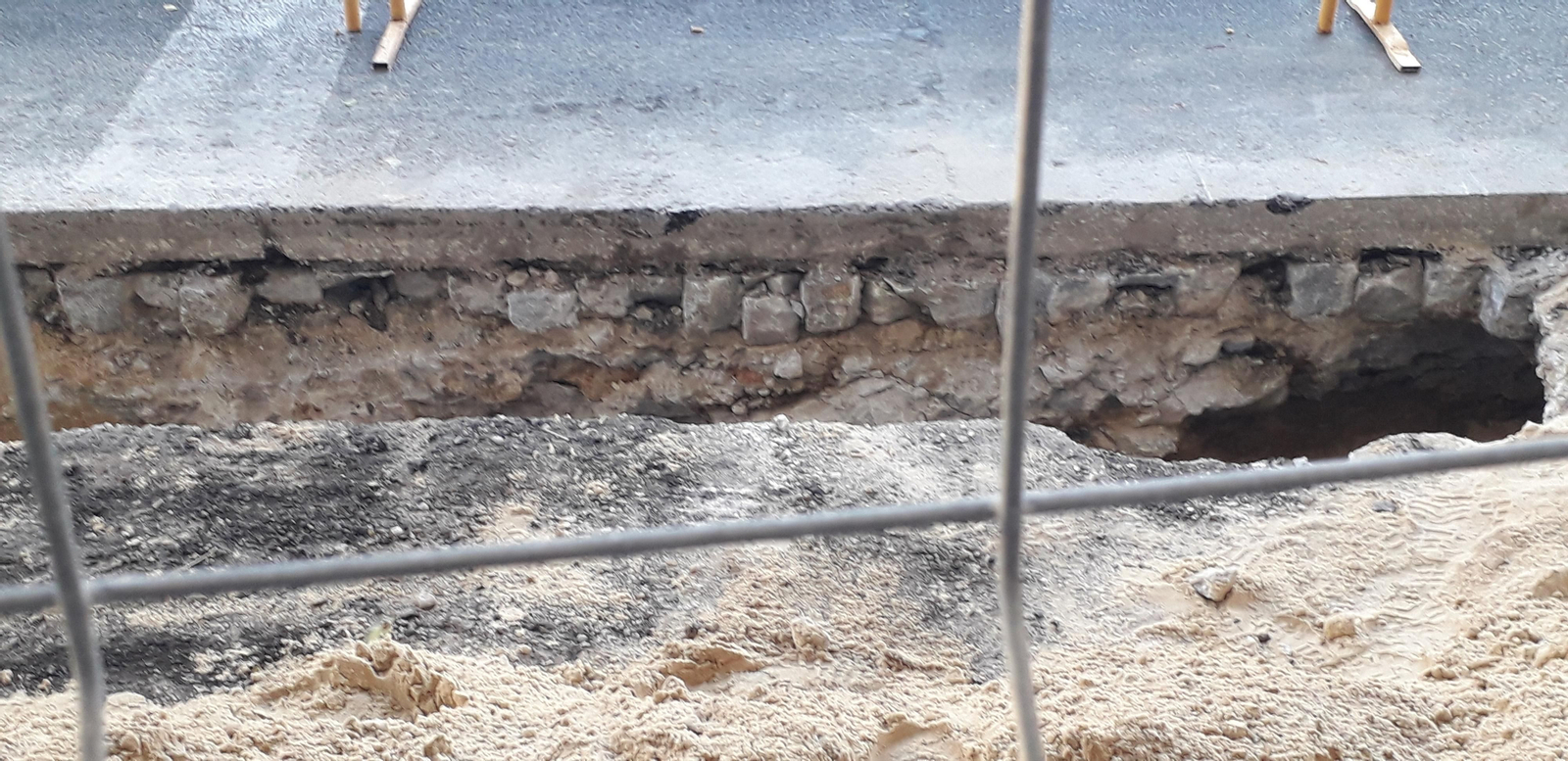 Los viejos adoquines que han aparecido bajo el asfalto de la Avenida.