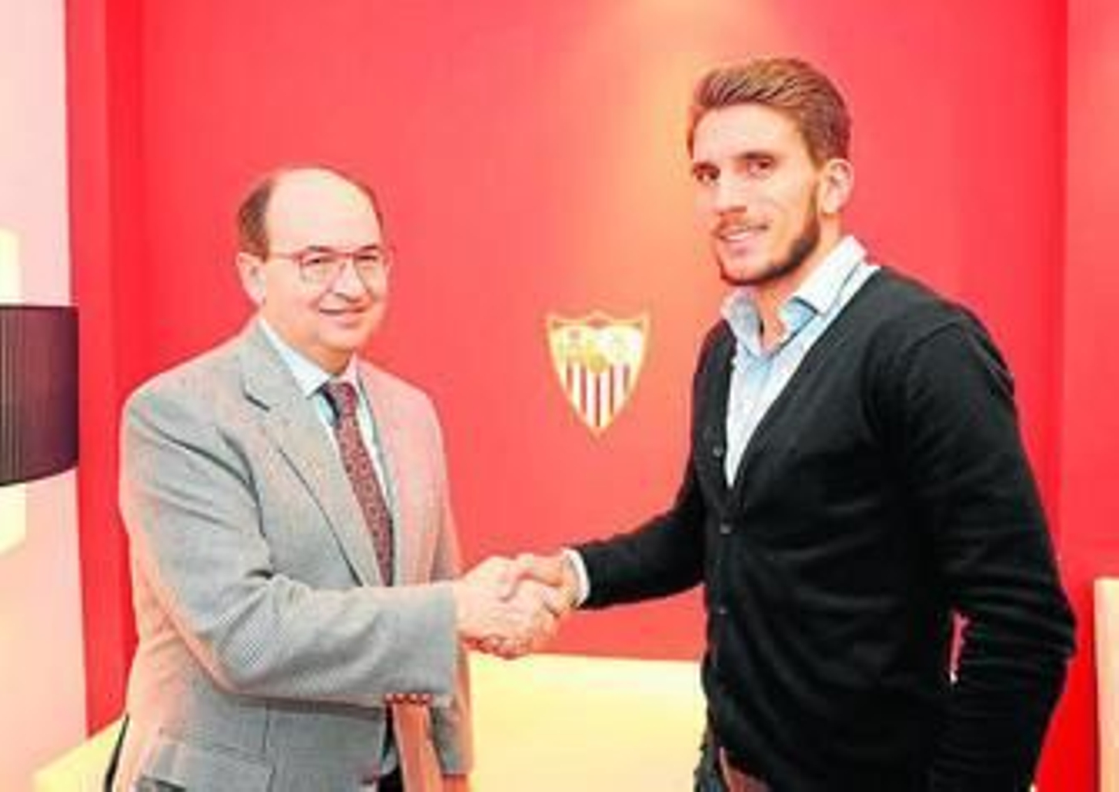 José Castro y Daniel Carriço, tras la firma del nuevo contrato.
