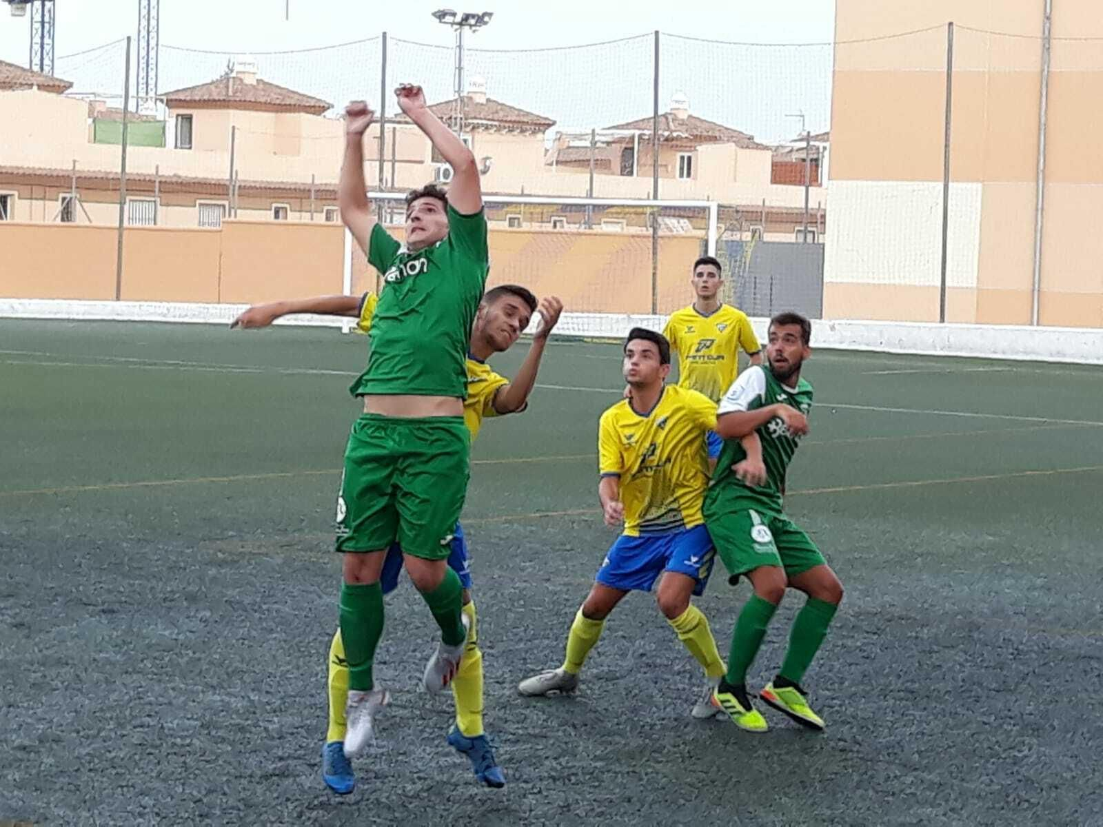 Barberá salta a por un balón bombeado con Casares atento detrás.