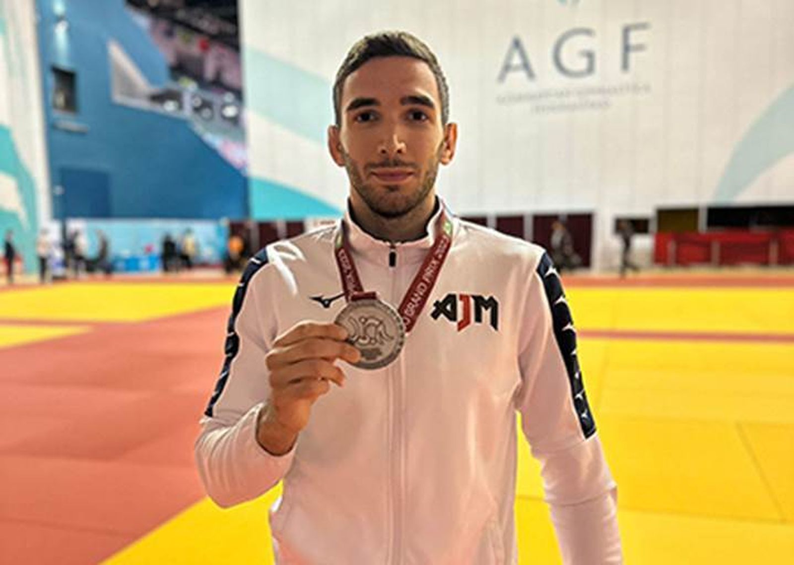 El judoca Sergio Ibáñez posa con la medalla de plata conseguida en el Grand Prix de Judo Bakú.