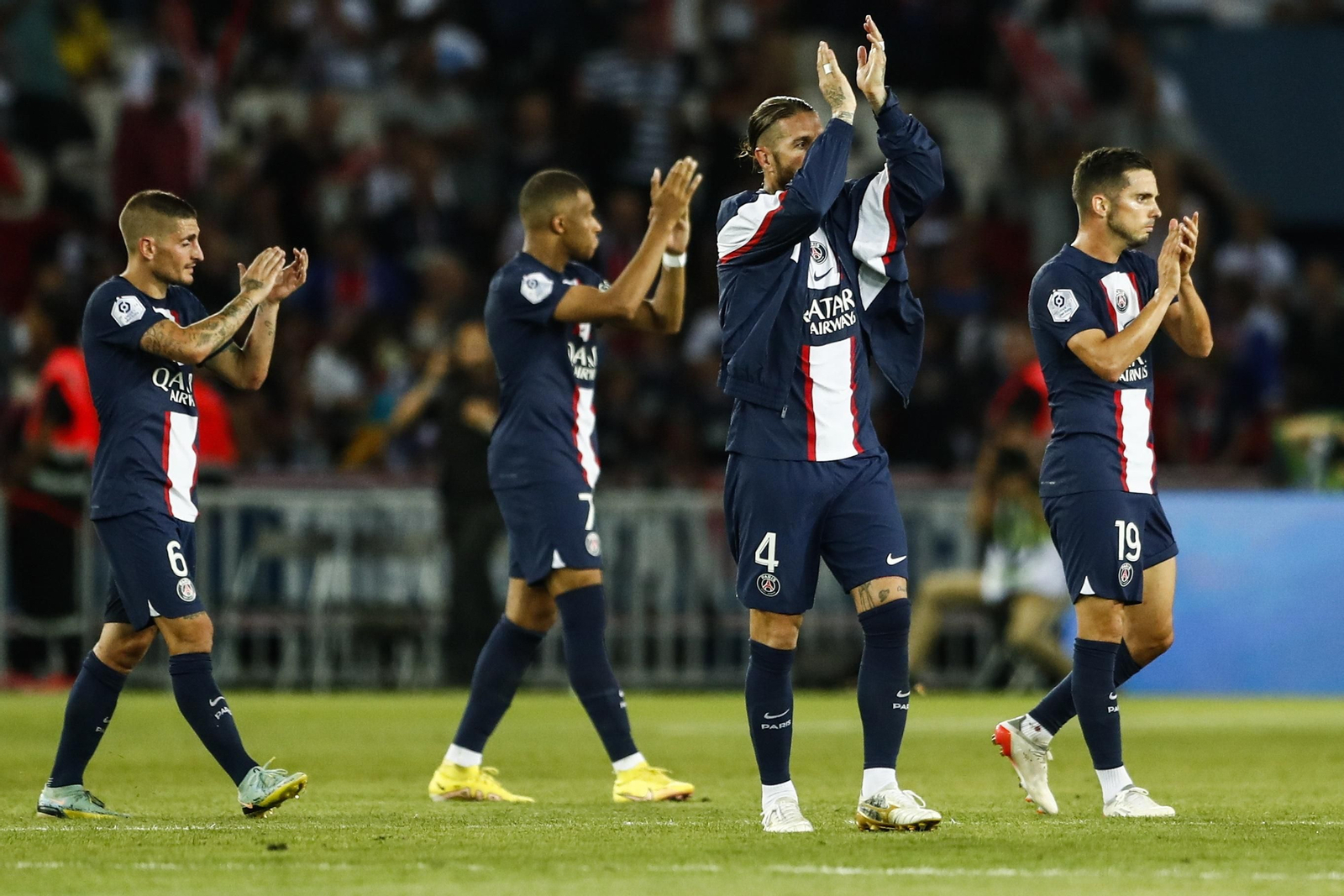 El PSG aplaude a su afición.