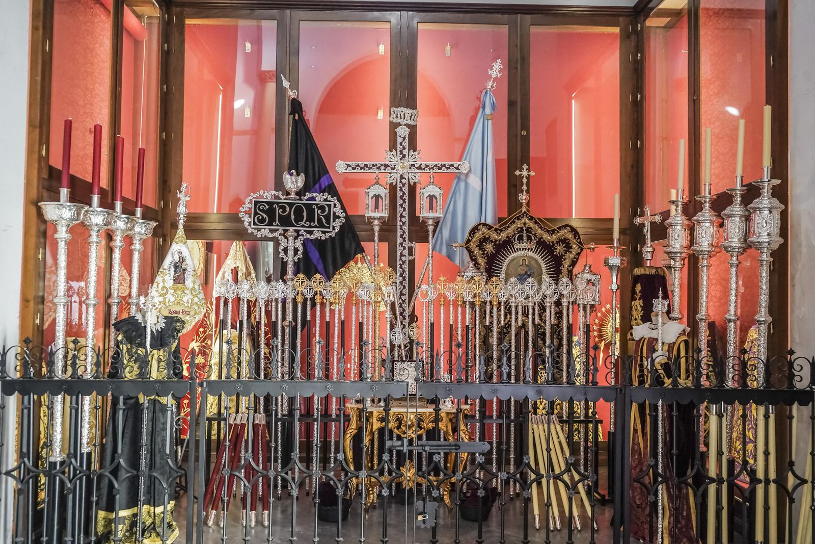 El besapiés al Cristo de los Favores, en imágenes