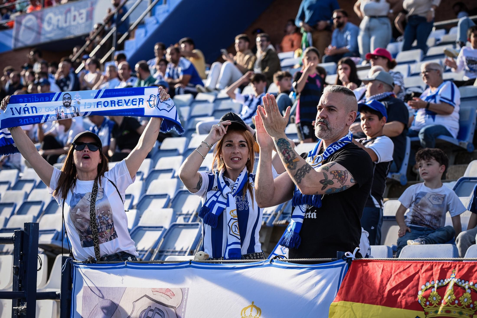 Imágenes de la afición en el Recreativo - Granada