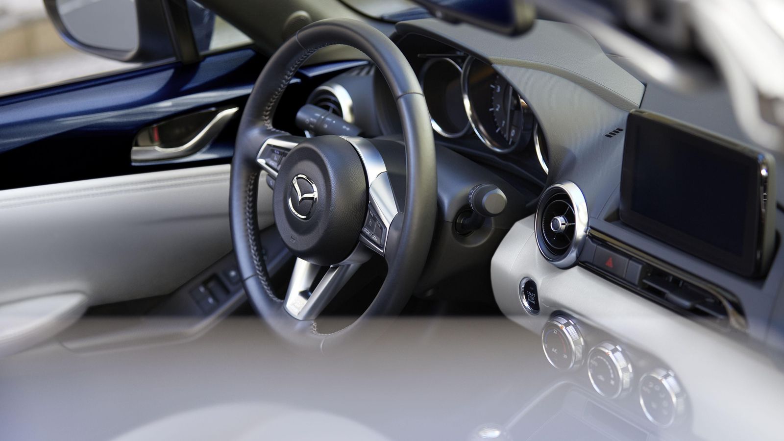 Entre las novedades de cara a 2021 y que se extiende a toda la gama MX-5 están la radio digital o el Apple CarPlay inalámbrico.