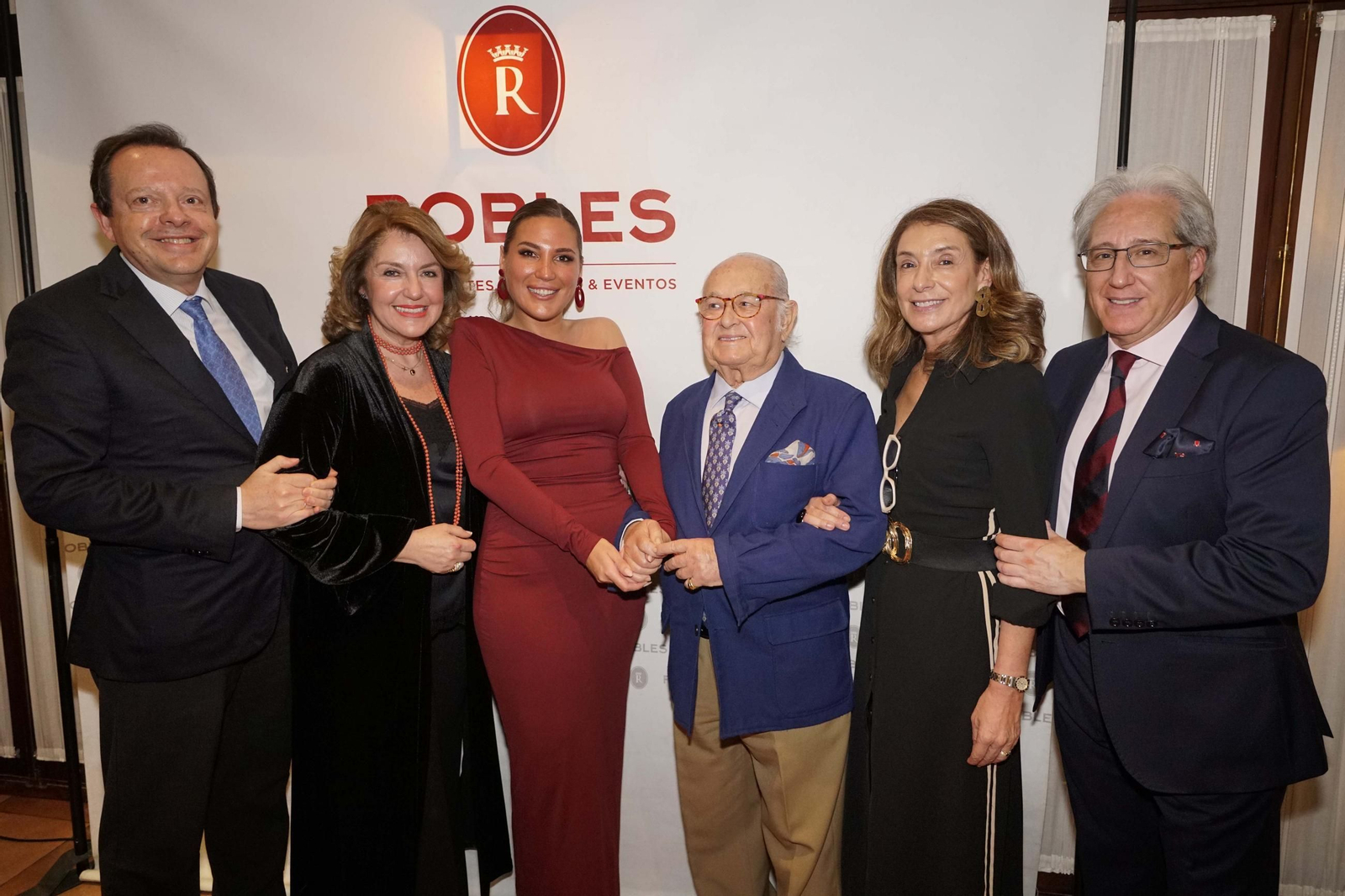 Las imágenes de la entrega de la Cántara de Honor a Laura Gallego en Casa Robles