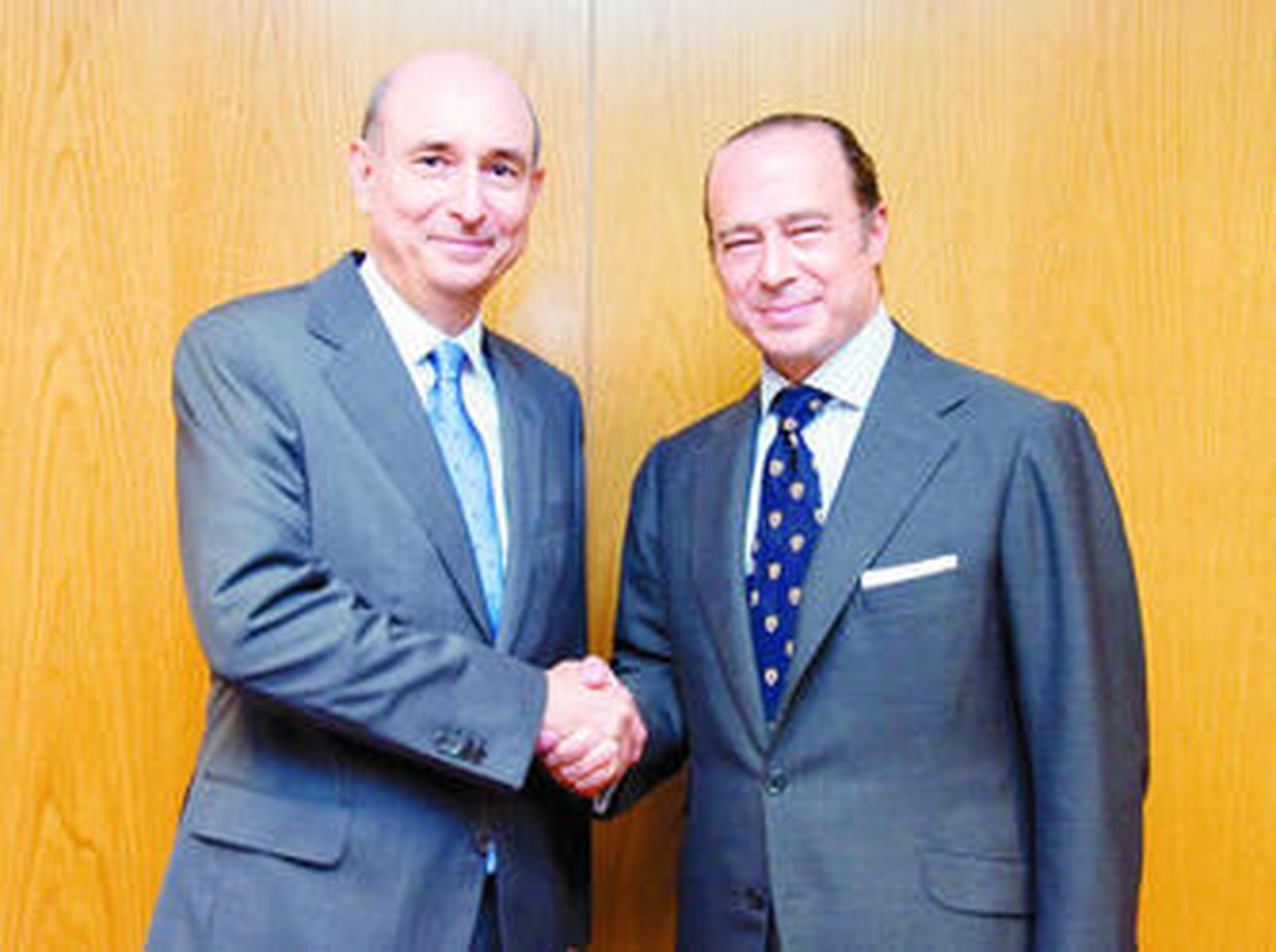 Fernando Conte (i) saluda a su sucesor, Antonio Vázquez (d).