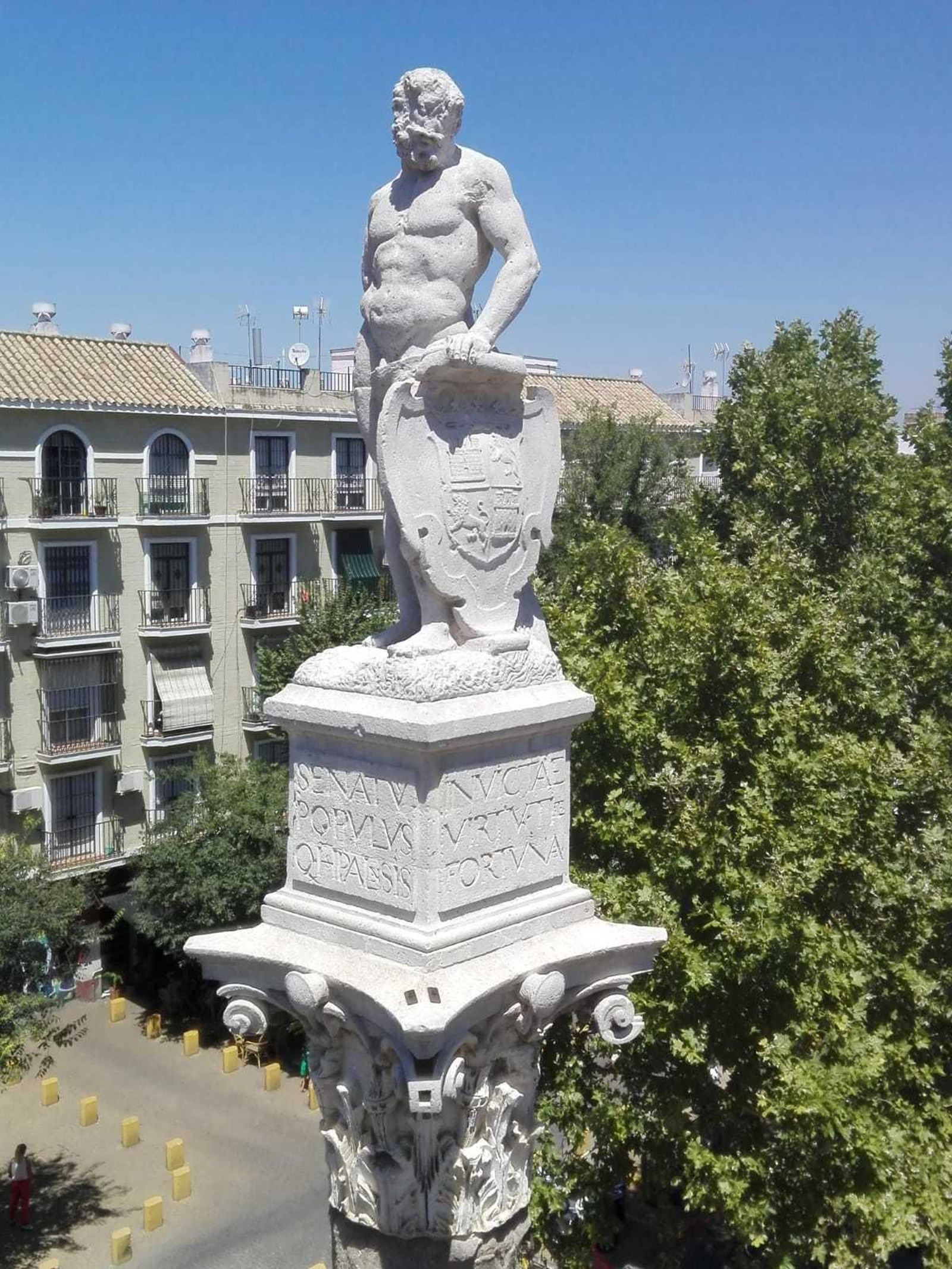 Trabajos de limpieza en los columnas de la Alameda de Hércules