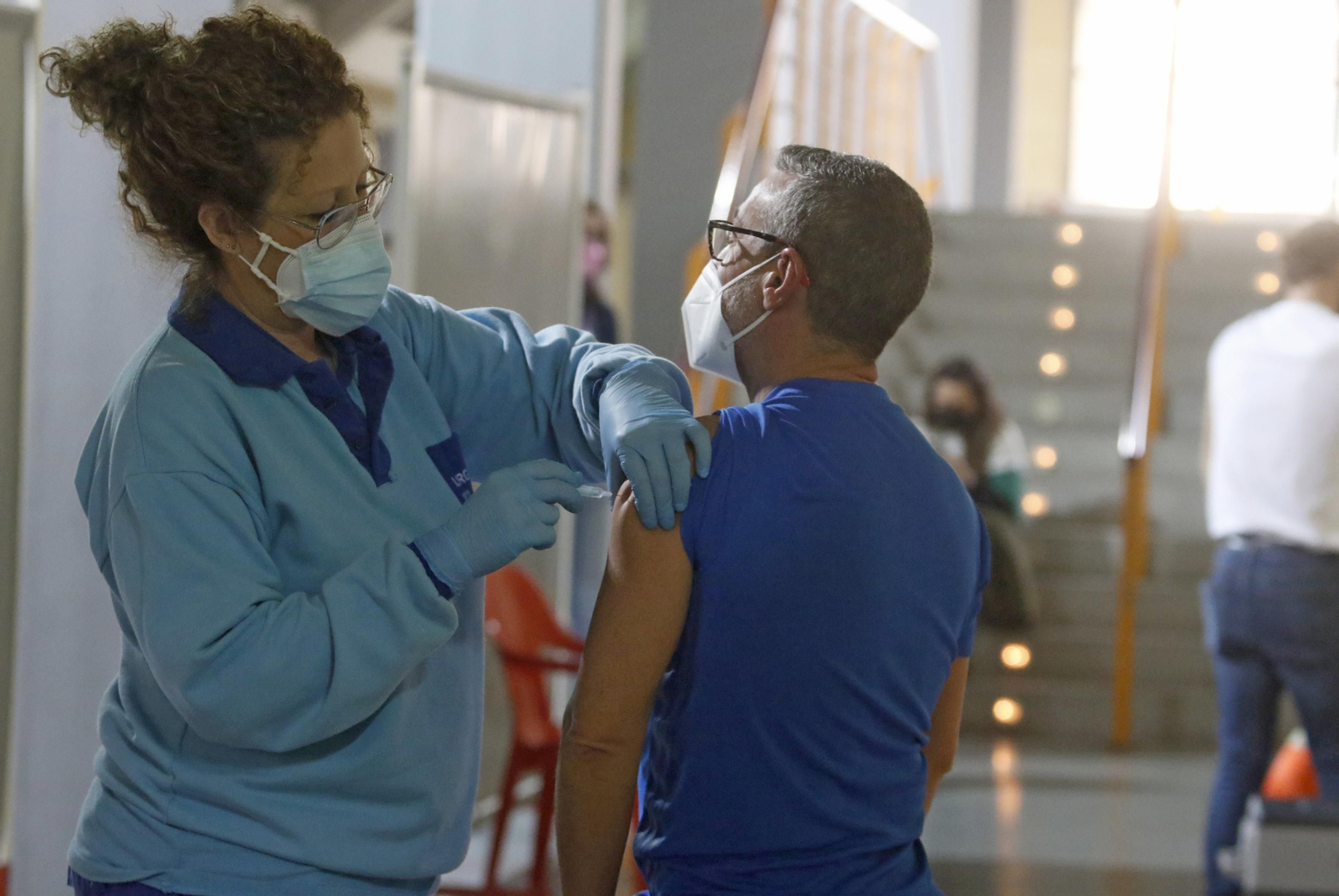 Las fotos de la vacunación contra el coronavirus en Vista Alegre a los profesores de Córdoba