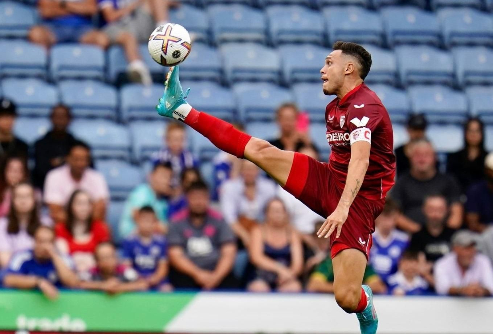 Ocampos intenta controlar un balón.