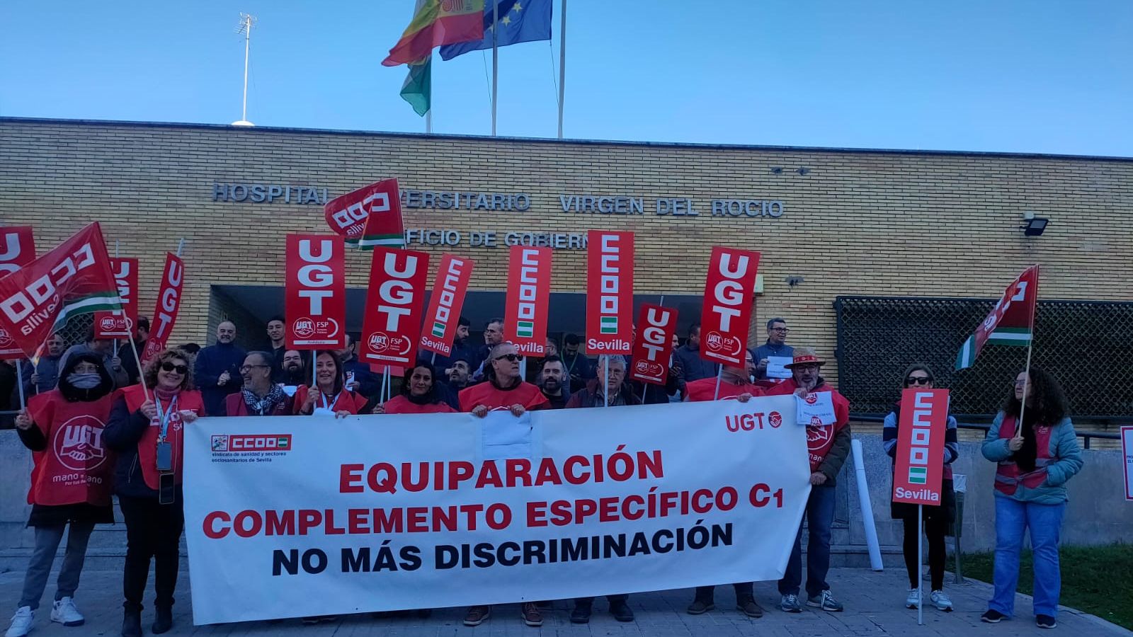 Trabajadores de mantenimiento del SAS protestan ante el Virgen del Rocío.