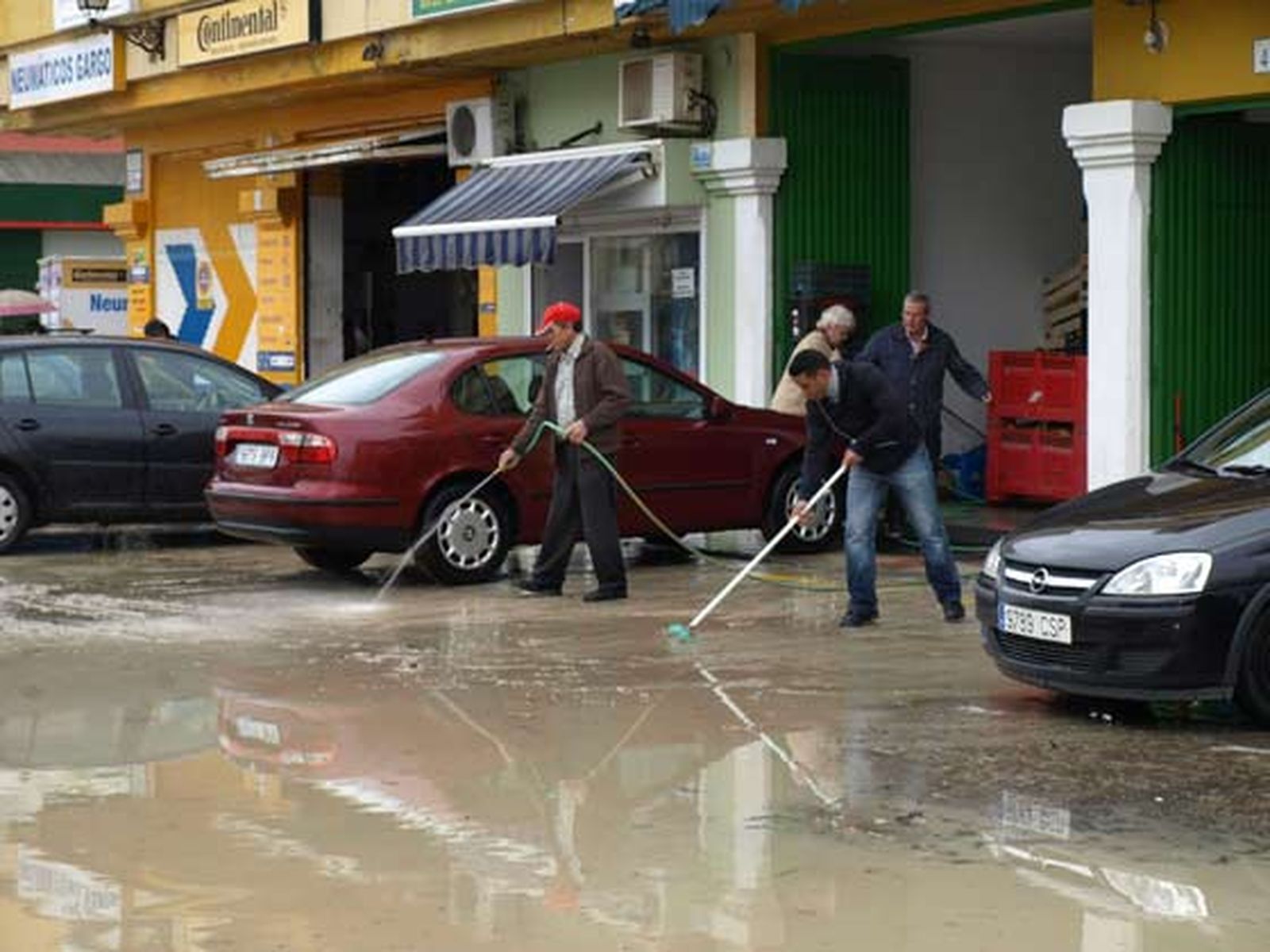Vecinos y comerciantes se afanaron en limpiar casas y locales.

Foto: Agencias