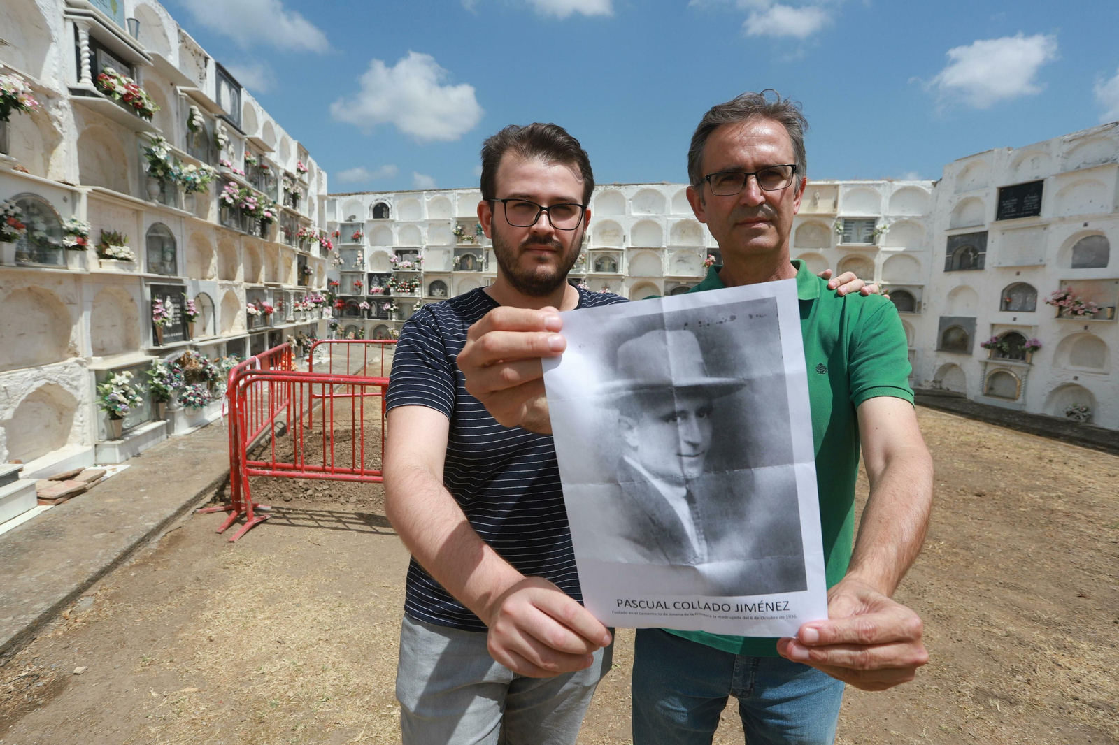 Familiares de Pascual Collado posan con su retrato junto a la fosa franquista hallada en el cementerio de Jimena.