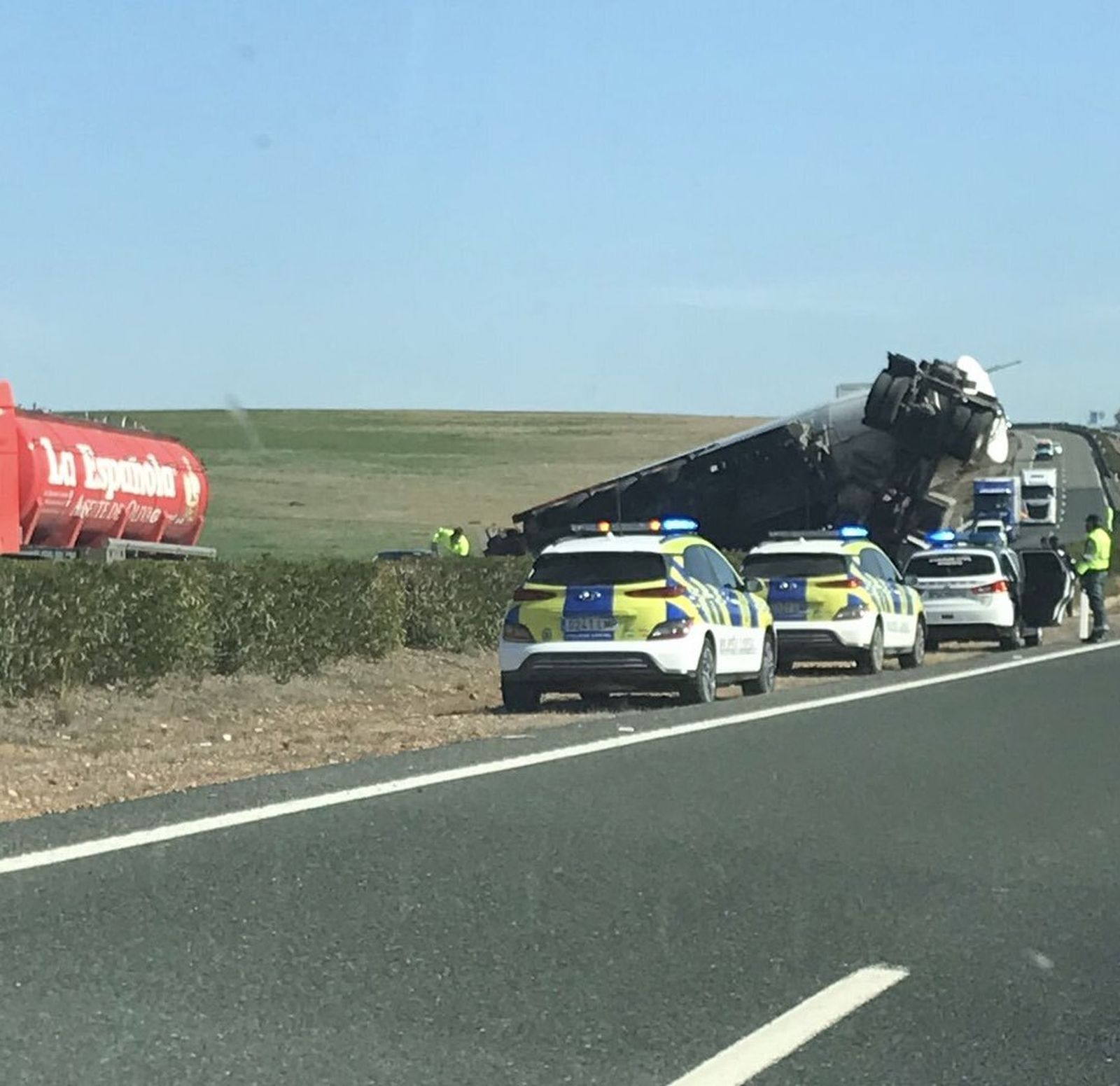 Estado en el que ha quedado el camión tras el vuelco.