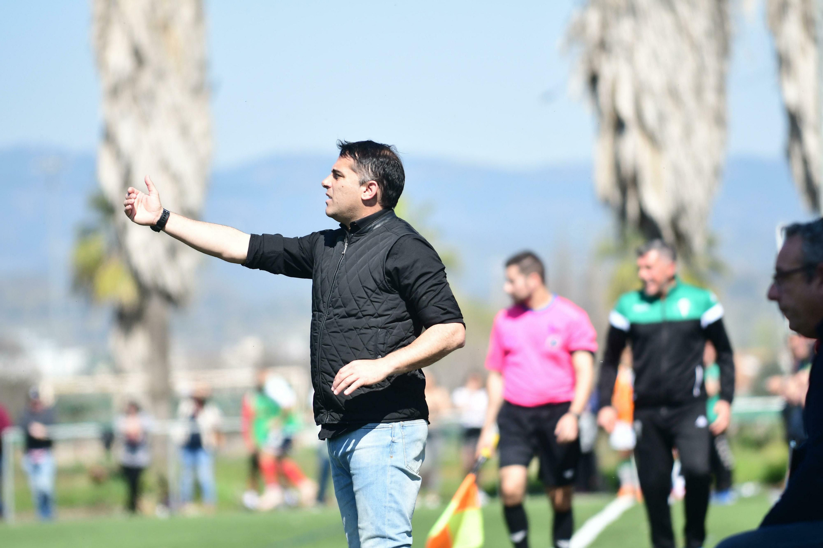 Fajardo hace señas a sus jugadores durante el duelo con el Córdoba B.
