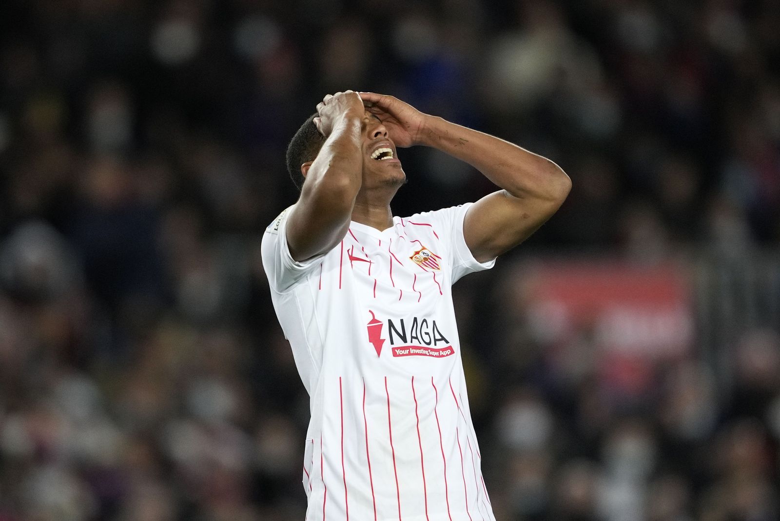 Martial se lamenta de una jugada en el Camp Nou.