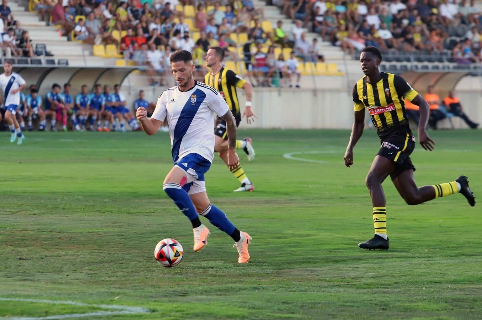 Caye Quintana controla el balón sobre el césped del Ciudad de Lepe.