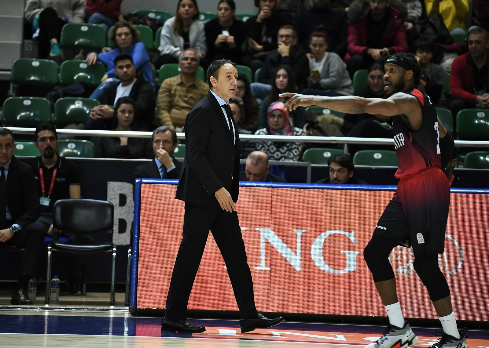 Orhun Ene, técnico del Tofas Bursa.