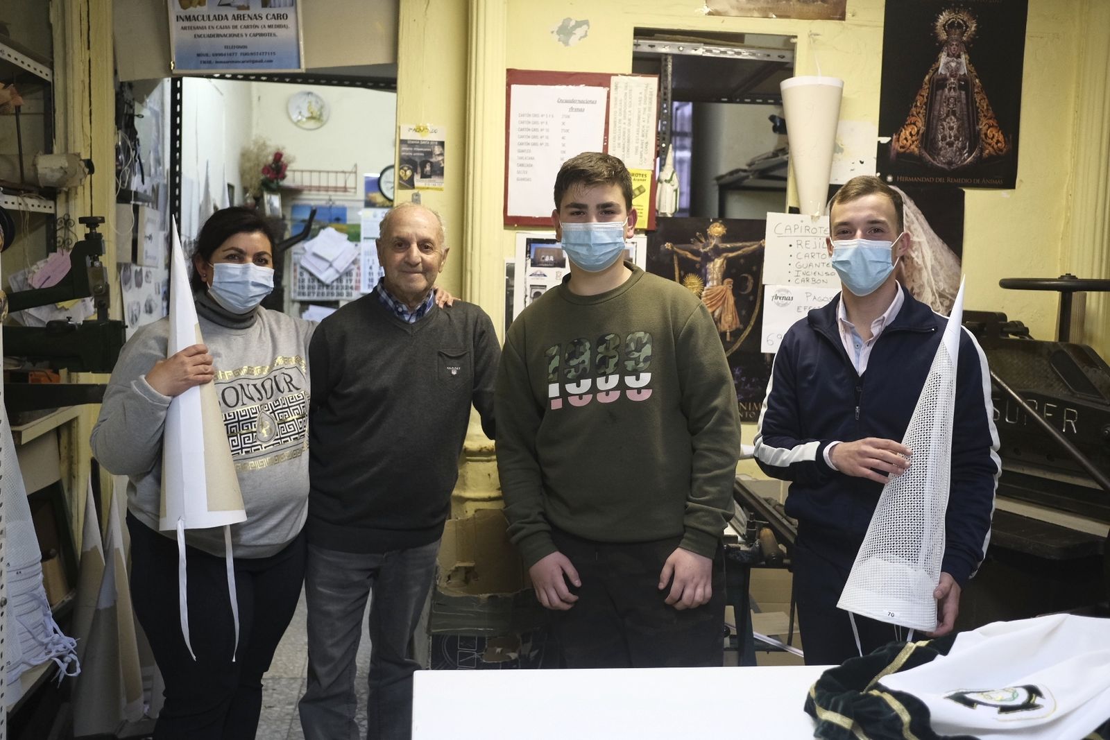 Las fotografías de la cuenta atrás para la Semana Santa en una tienda de capirotes de Córdoba