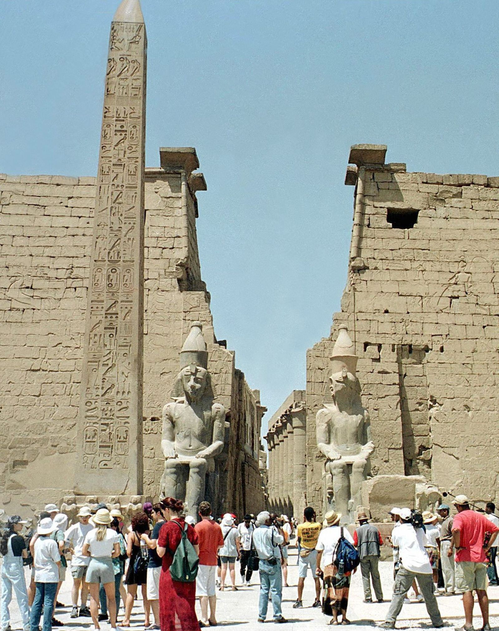 Turistas frente al templo de Karnak.
