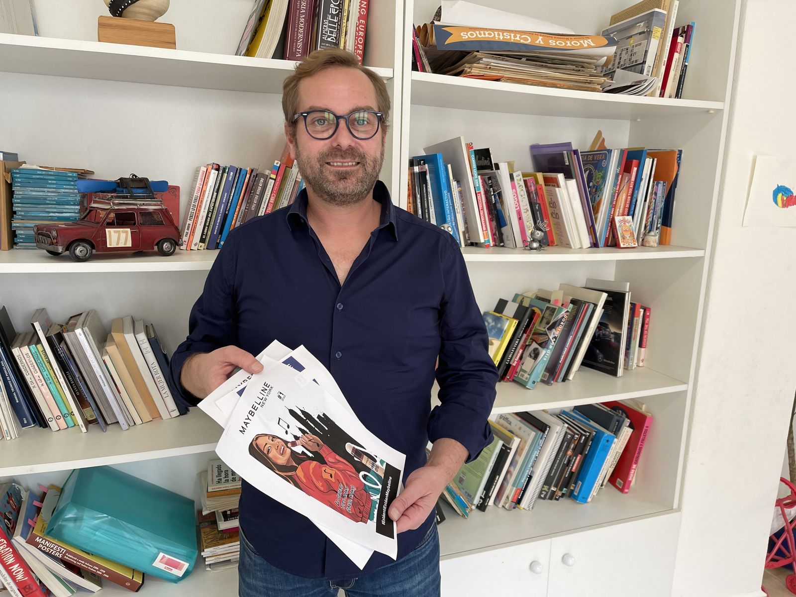 Javier Carmona muestra sus diseños para Maybelline.