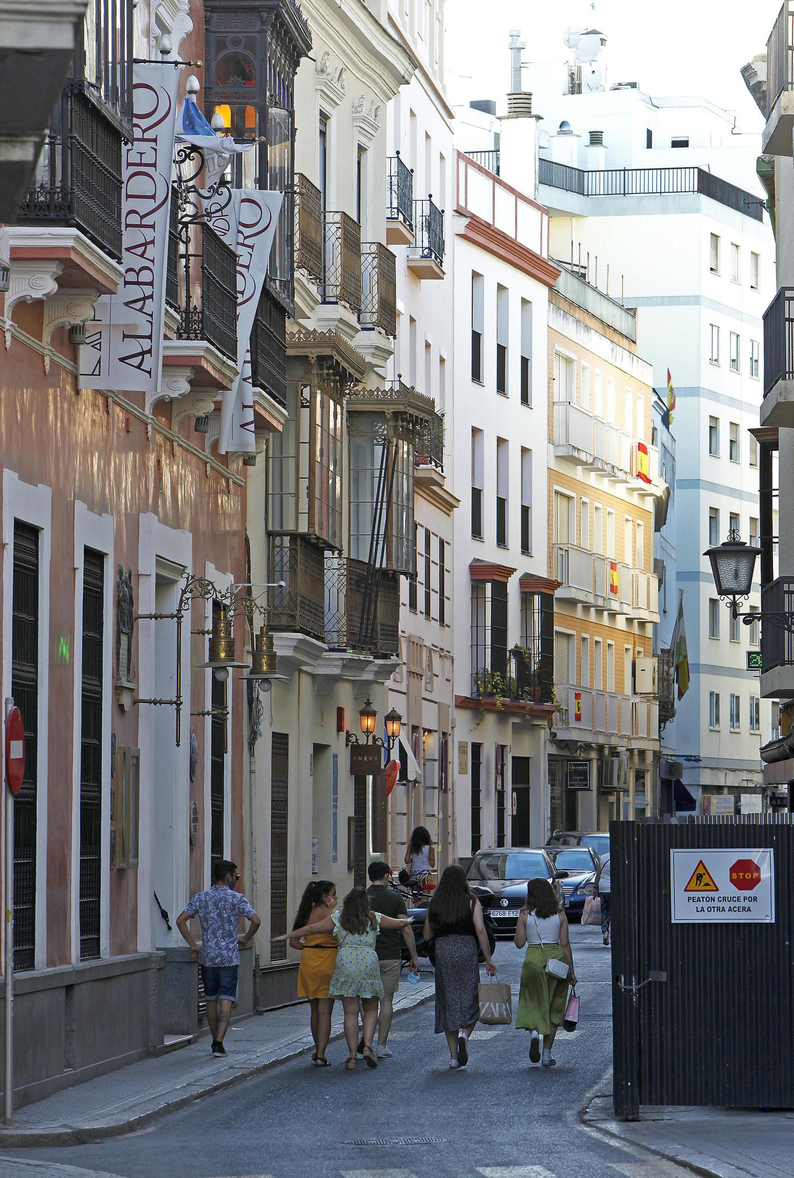 Un grupo de personas pasea por la céntrica calle Zaragoza.