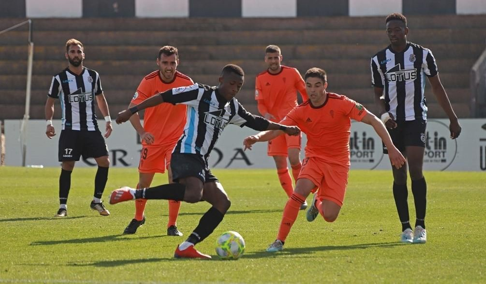 Jesús Álvaro intenta robar el balón a un jugador de la Balona. Jesús Álvaro intenta robar el balón a un jugador de la Balona.