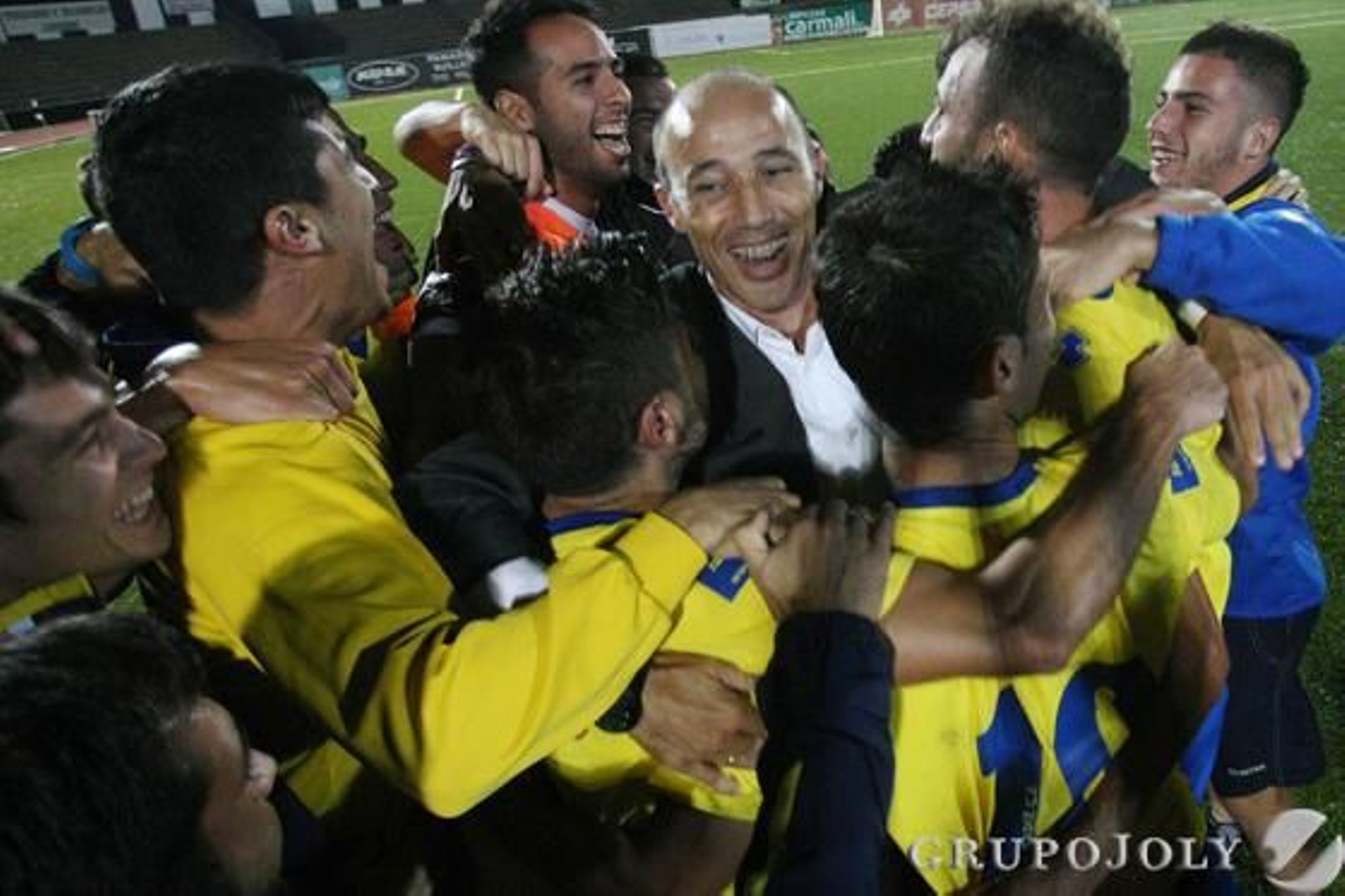 Calderón festejó el pase con sus jugadores. 

Foto: Paco Guerrero