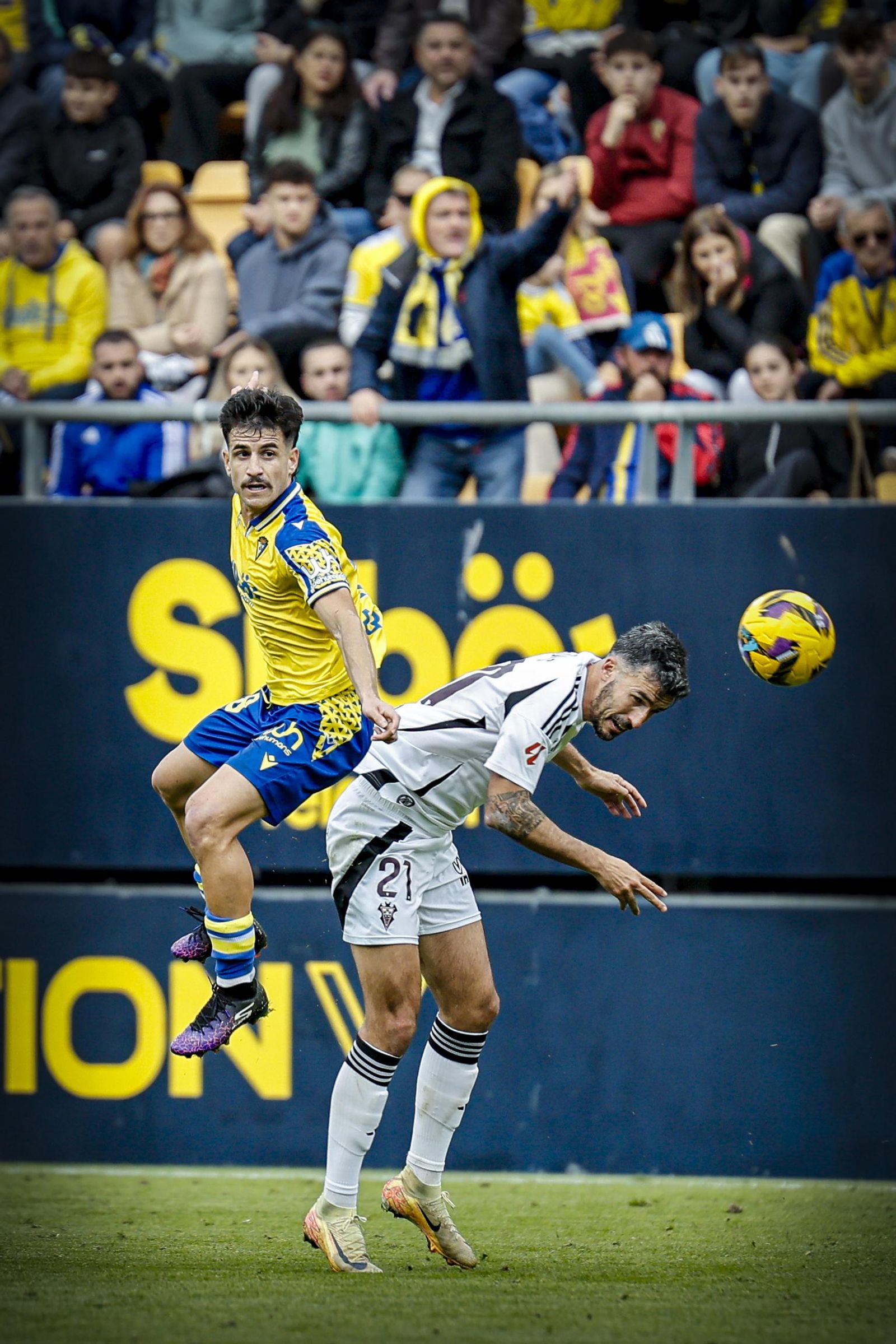 Búscate entre las fotos del partido de fútbol Cádiz CF - Albacete Balompié